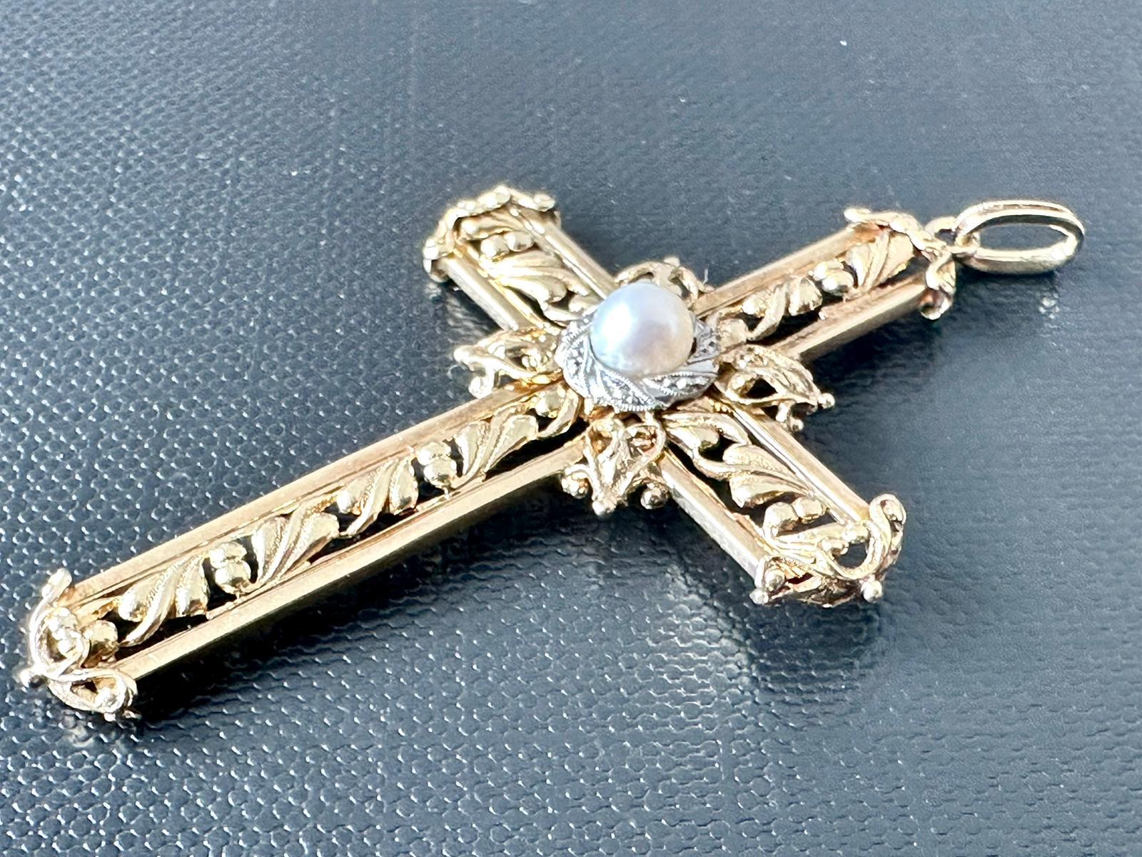 Women's or Men's Hand-Chiselled Italian Cross 18 Karat Gold and White Pearl For Sale