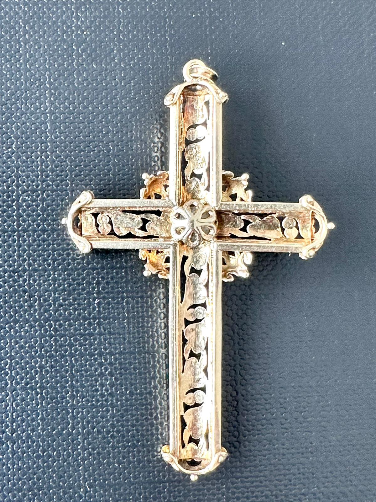 Croix italienne ciselée à la main en or 18 carats et perles blanches  Unisexe en vente
