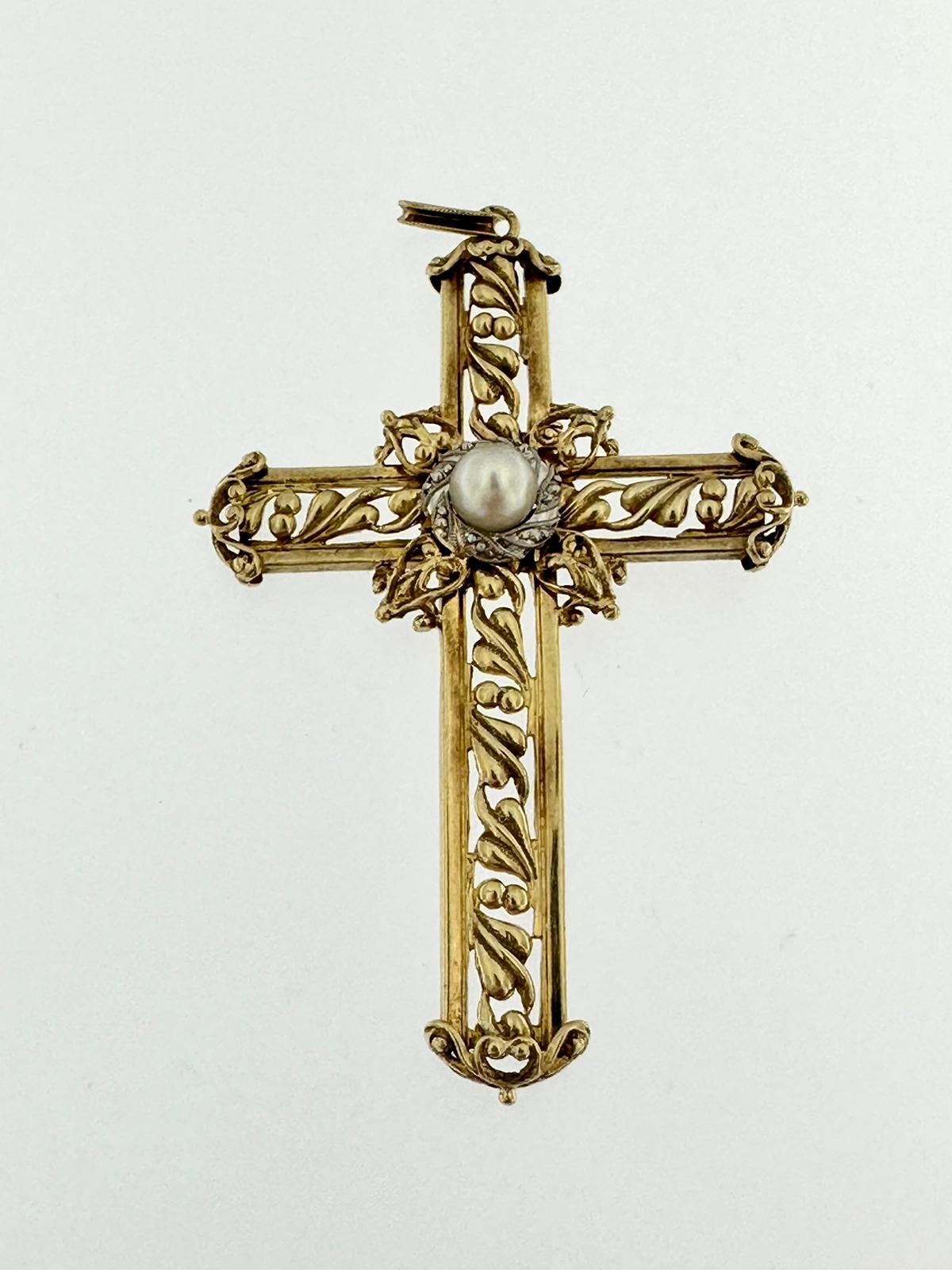 Croix italienne ciselée à la main en or 18 carats et perles blanches  en vente 1