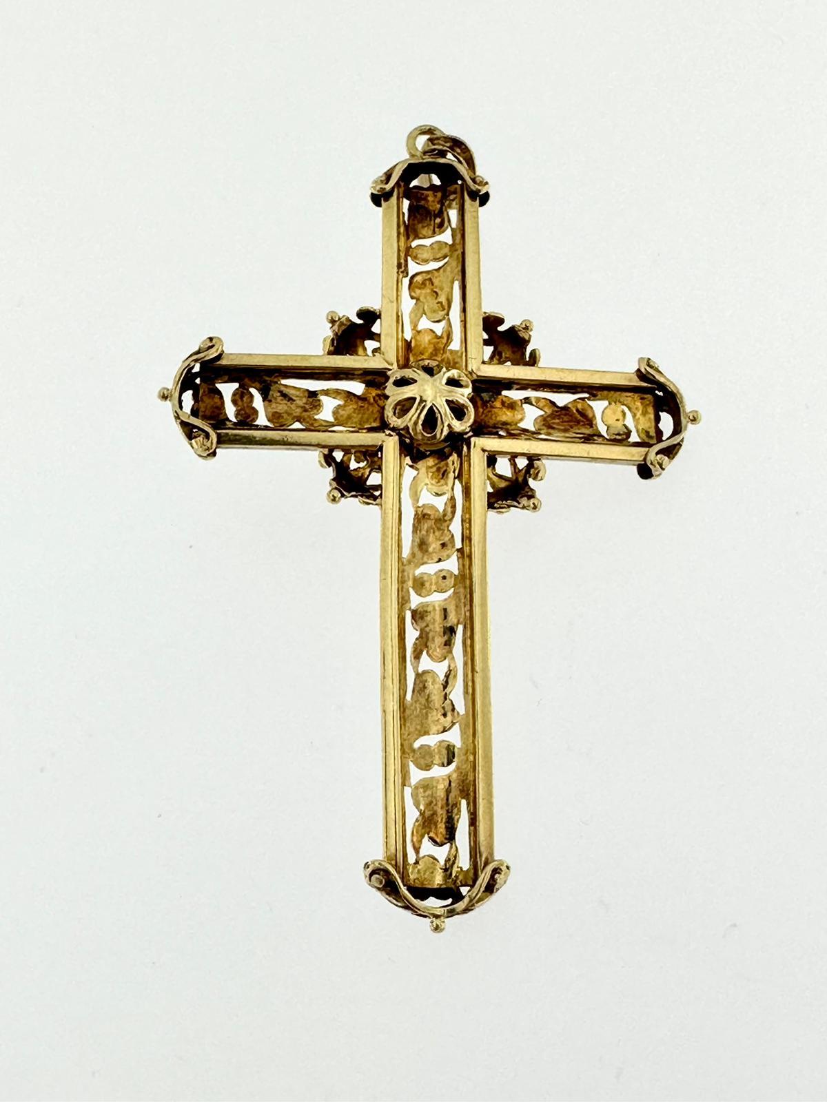 Croix italienne ciselée à la main en or 18 carats et perles blanches  en vente 2