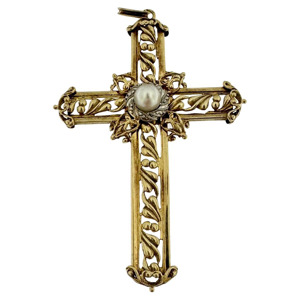 Croix italienne ciselée à la main en or 18 carats et perles blanches  en vente