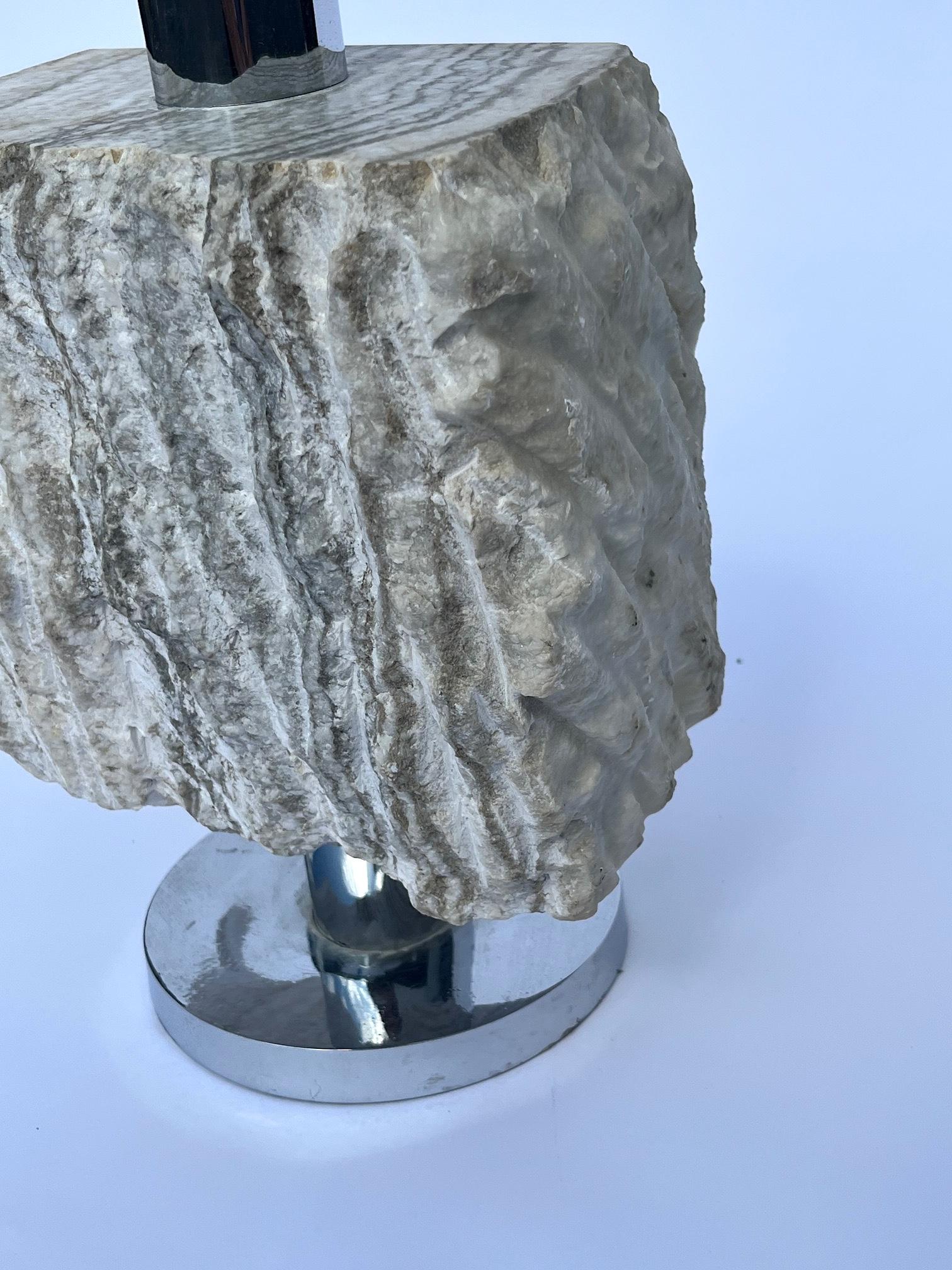Lámpara de mesa de mármol tallado a mano mediados del siglo XX en venta
