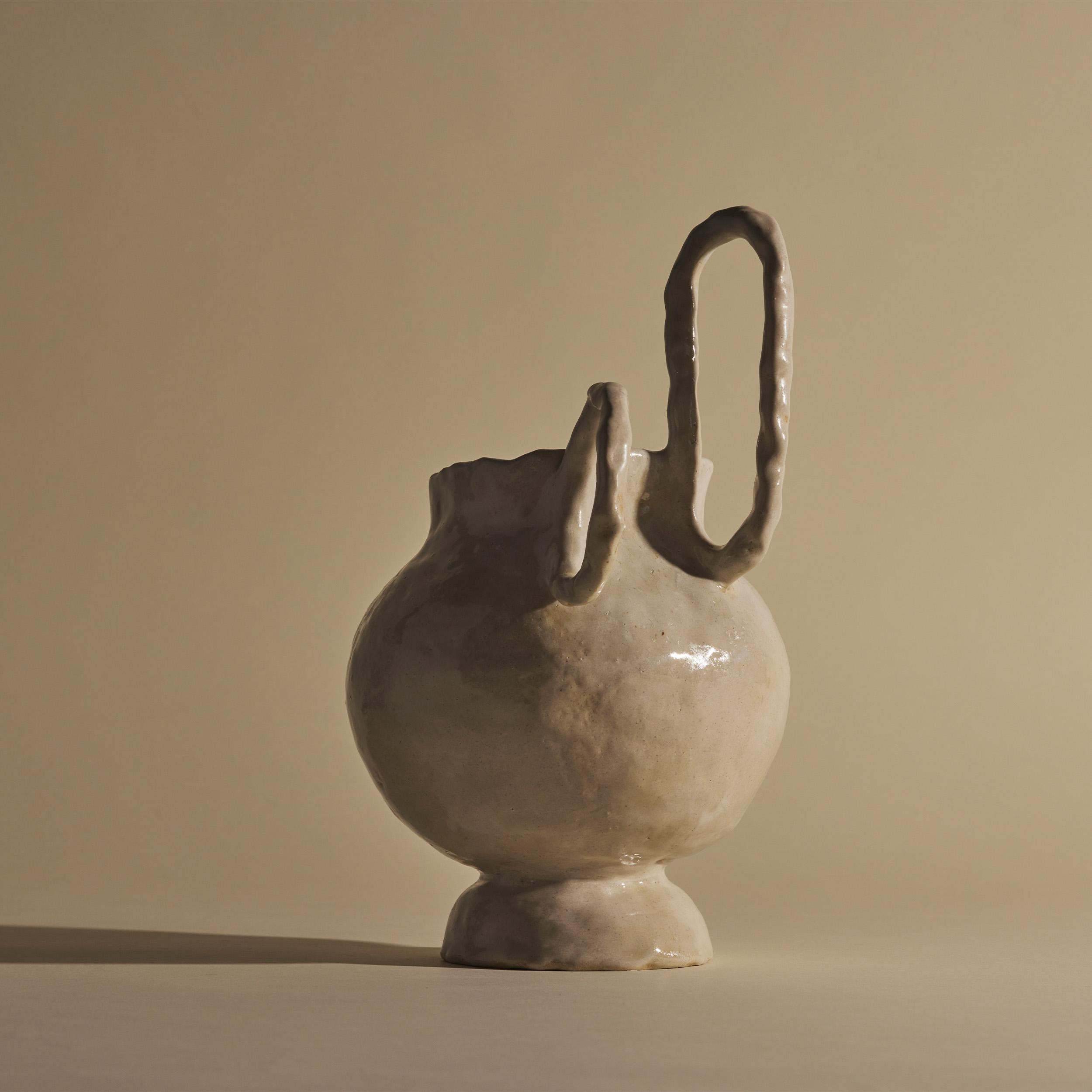 Realizzati a mano in gres e rifiniti con uno smalto alabastro cremoso, i vasi Alabaster Ballet sono stati creati con manici espressivi e asimmetrici che raccontano storie leggiadre e ballistiche. Ogni pezzo è stato scolpito per portare l'arte del