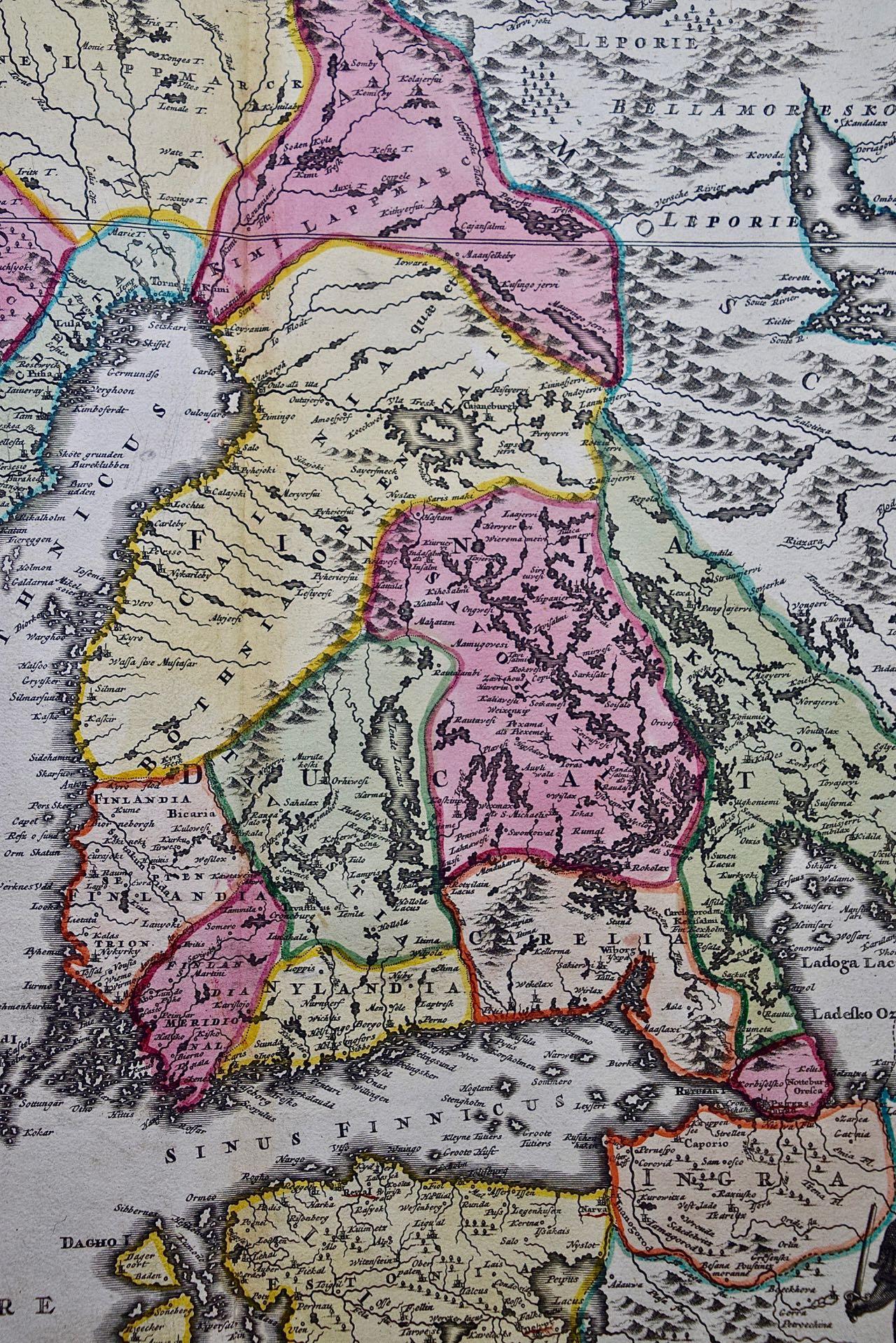 Gravé La Suède et les parties adjacentes de la Scandinavie : Une carte du 18e siècle colorée à la main par Homann en vente