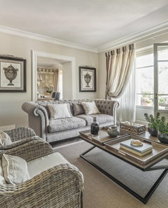 Zeitgenössische italienische handkolorierte römische Vase mit schwarzem Rahmen mit handgefertigtem Druck