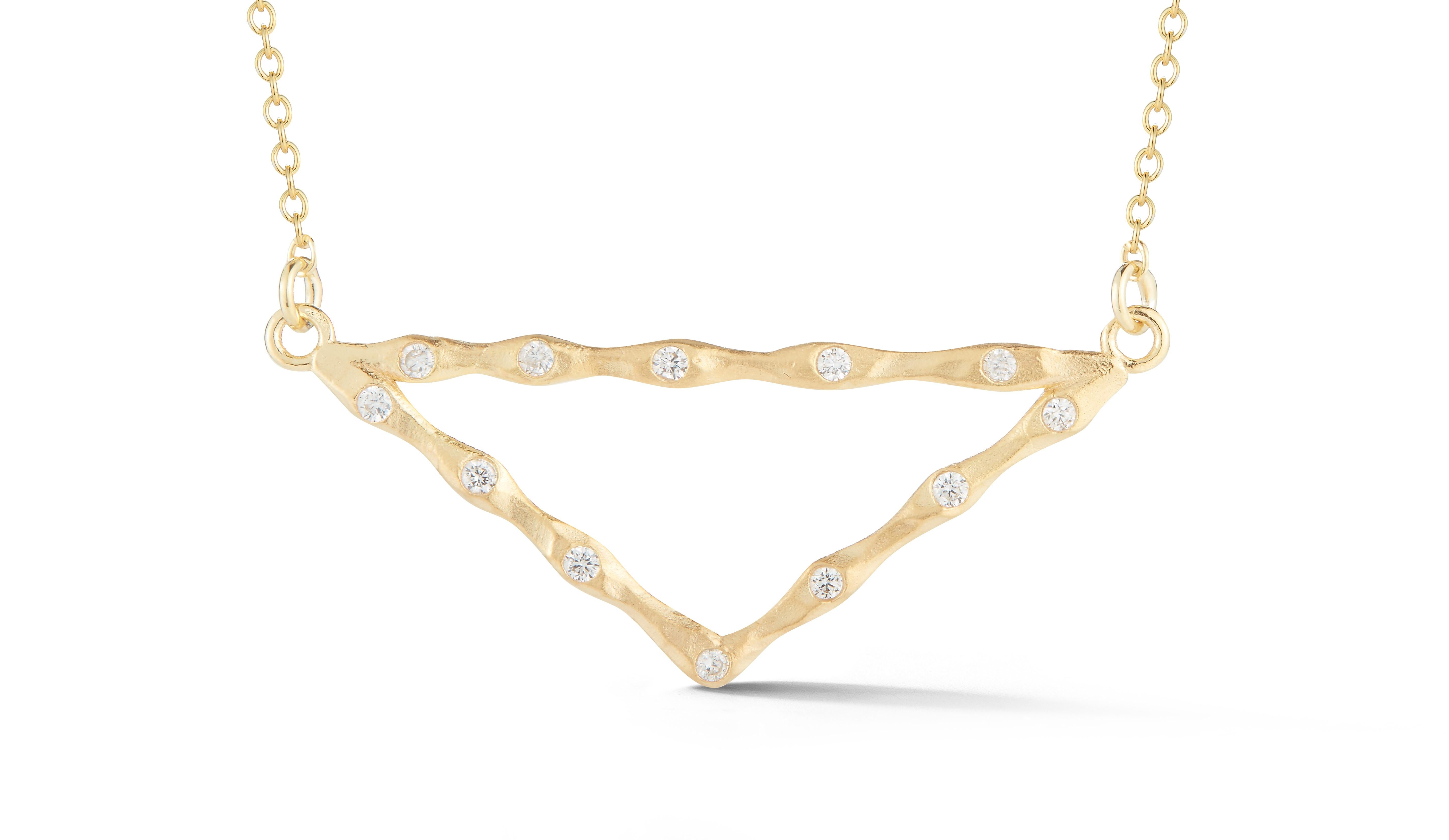 Collana a triangolo aperta in oro giallo 14 carati lavorata a mano con finitura opaca e a martello da est a ovest, impreziosita da 0,22 carati di diamanti incastonati.
