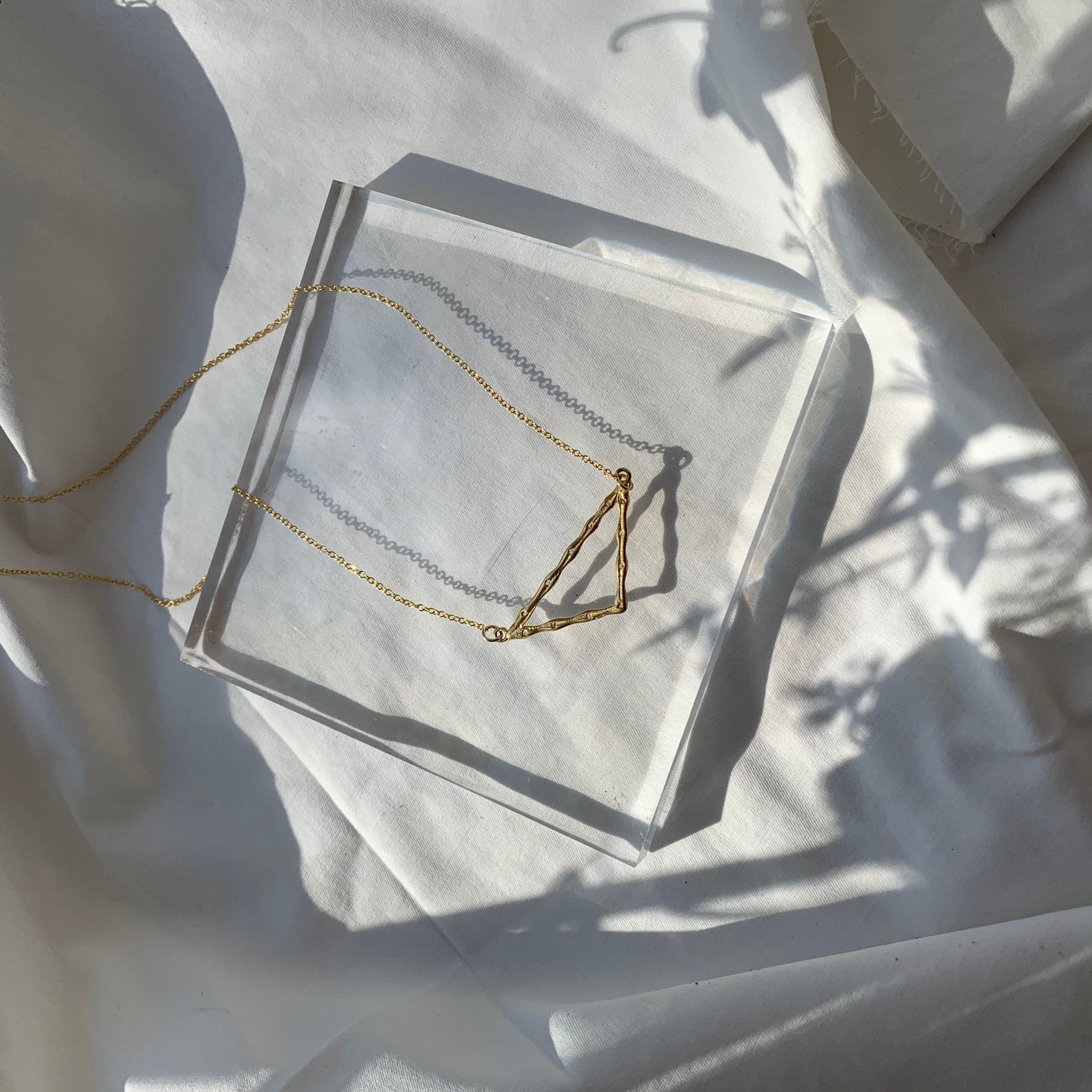 Taglio rotondo Ciondolo a triangolo aperto da est a ovest realizzato a mano in 14 carati in vendita