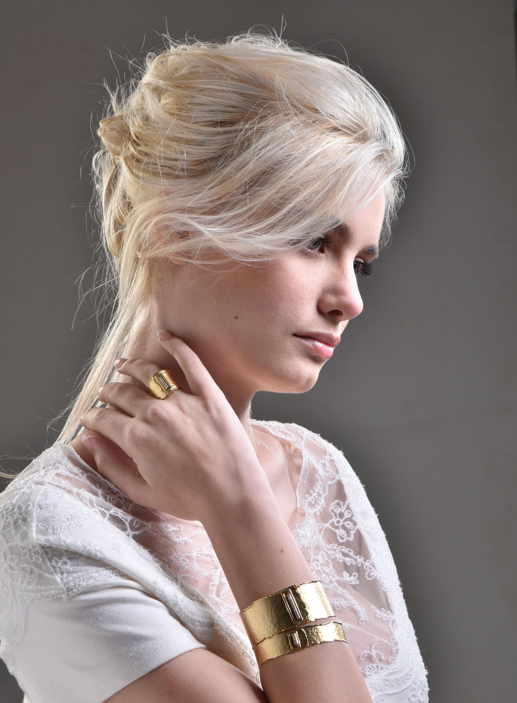 Taille ronde Bracelet manchette martelé en or jaune 14 carats, fabriqué à la main en vente