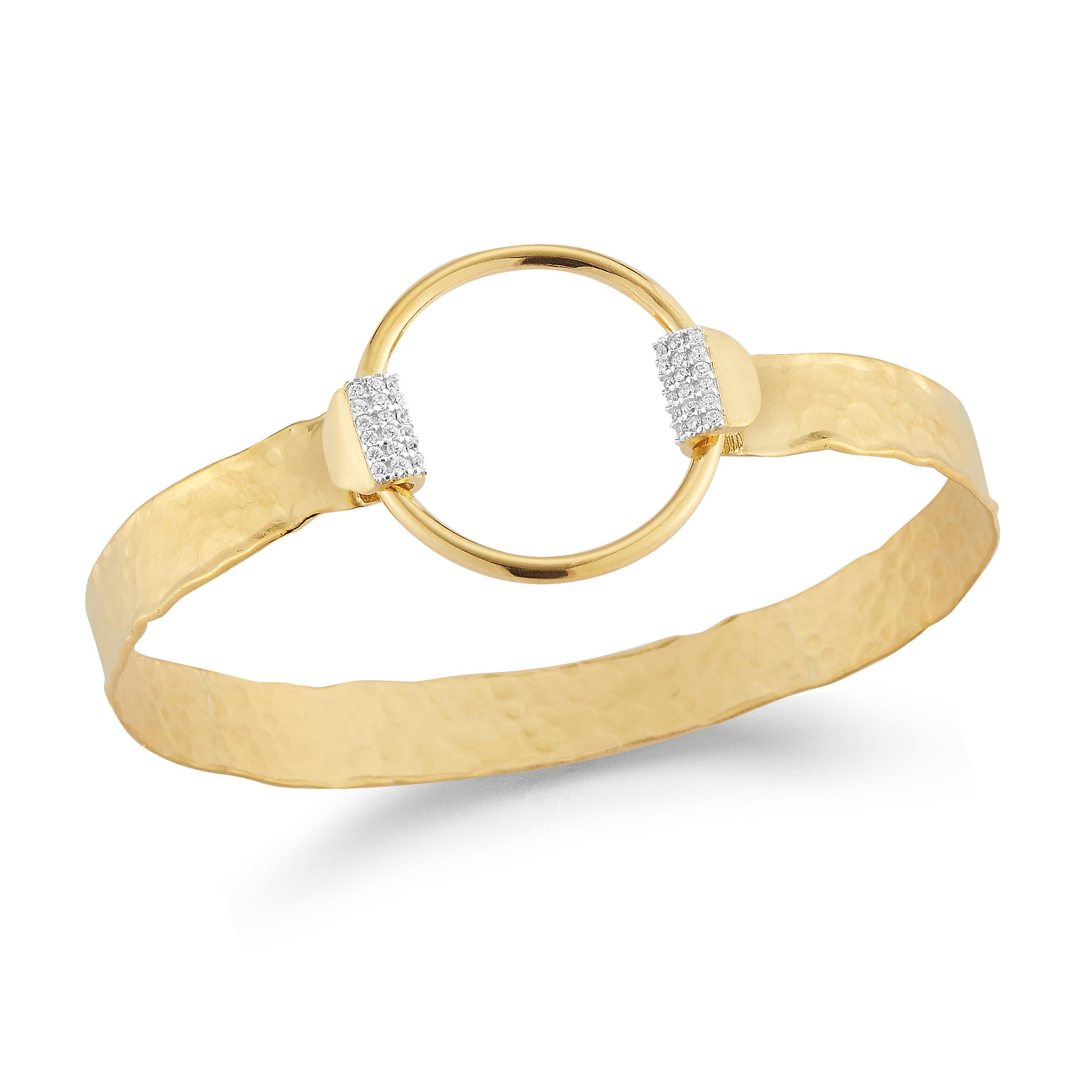 bracelet charnière en or jaune 14 carats fabriqué à la main, polissage mixte, finition mate et martelée, cercle ouvert de 8 mm à bords festonnés, agrémenté de 0,22 carats de diamants sertis en pavé.  Le cercle ouvert mesure 1