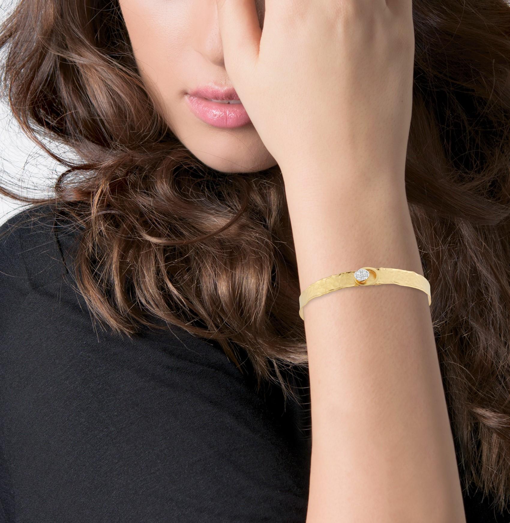 Handgefertigtes Armband aus 14 Karat Gelbgold, gehämmert, schmale Manschette im Zustand „Neu“ im Angebot in Great Neck, NY