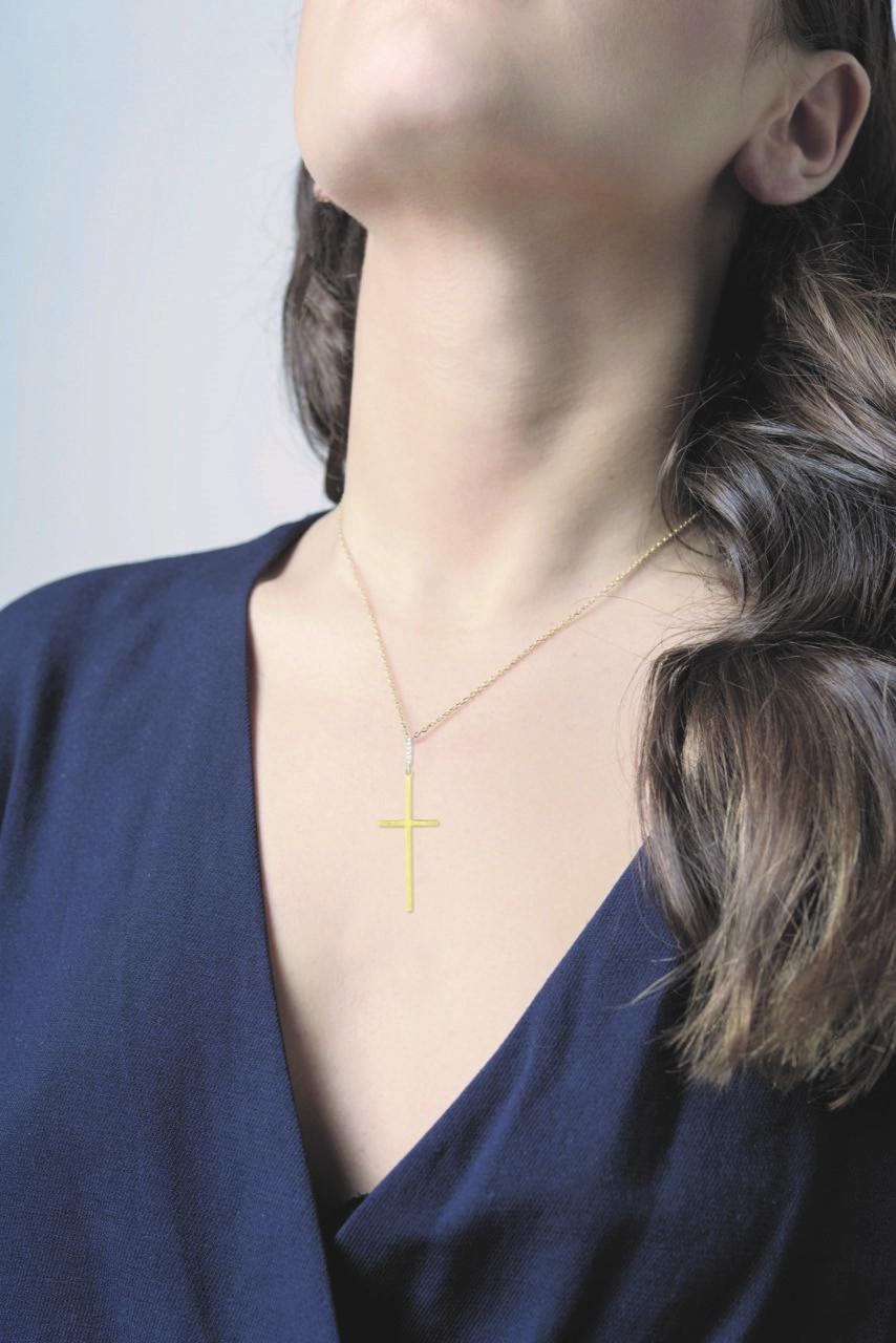 Taille ronde Pendentif croix en or jaune 14 carats fabriqué à la main en vente