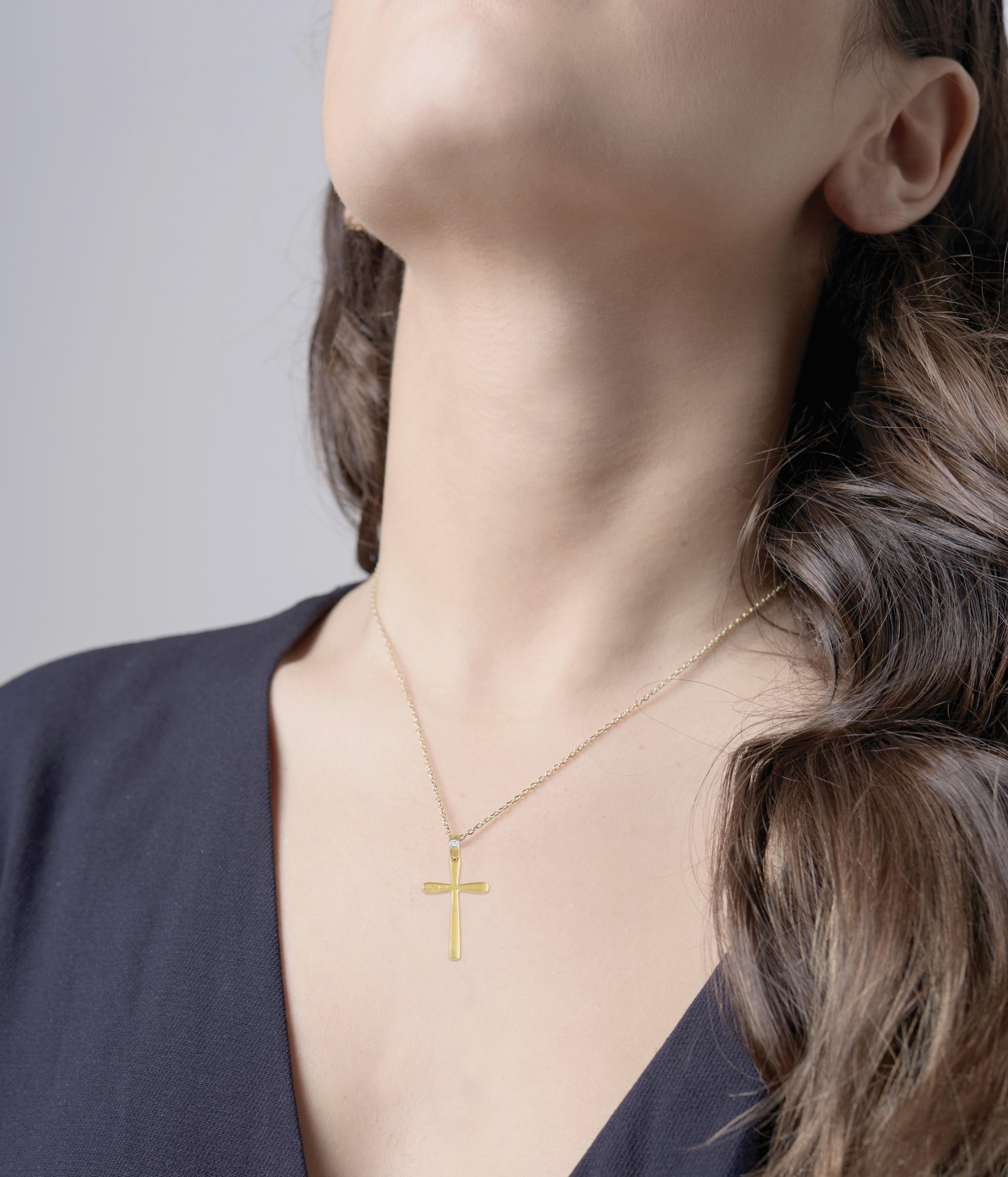 Taille ronde Pendentif croix en or jaune 14 carats fabriqué à la main en vente