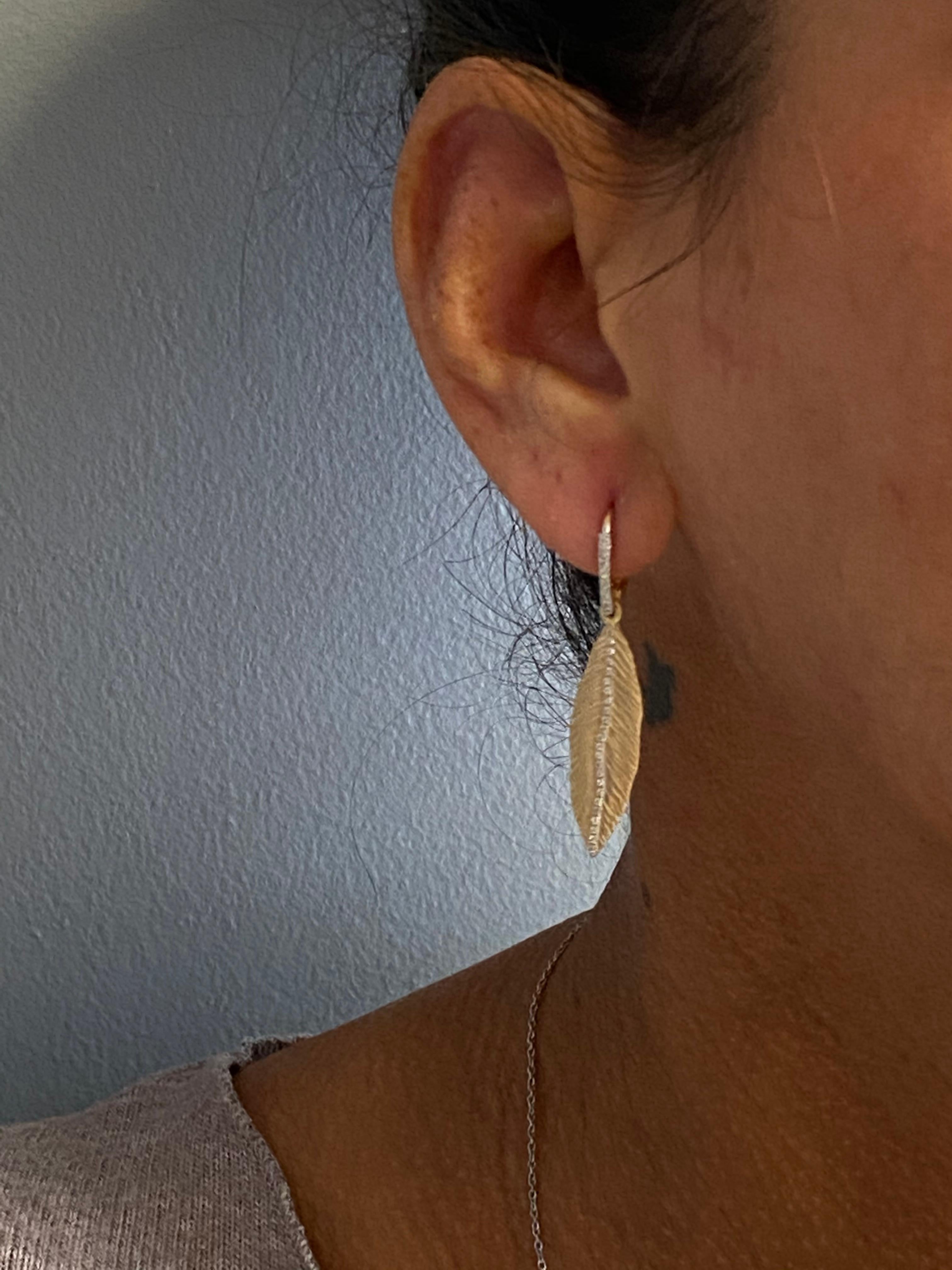 Ohrringe mit baumelnden strukturierten Federn, handgefertigt aus 14 Karat Gelbgold im Zustand „Neu“ im Angebot in Great Neck, NY