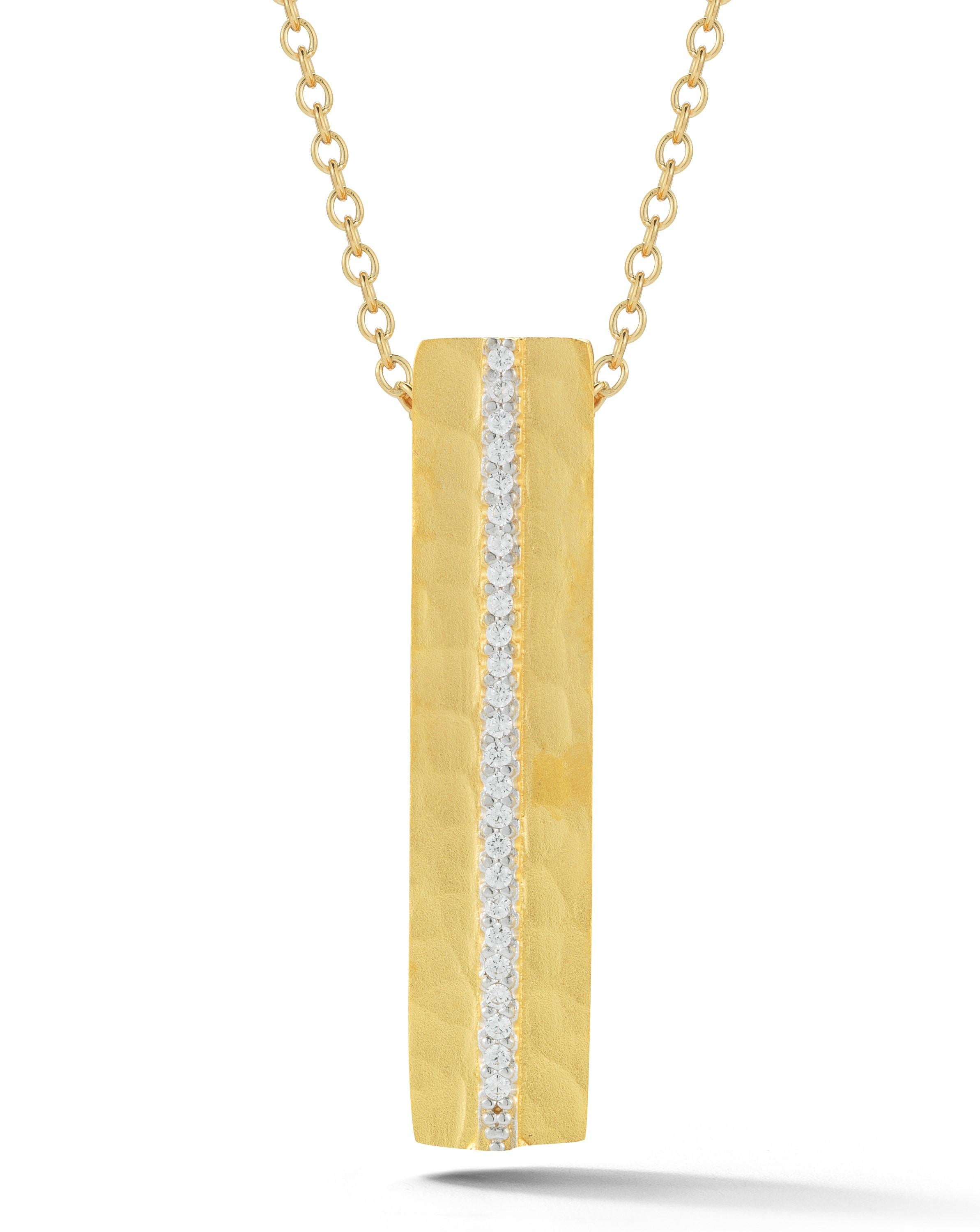 Or jaune 14 carats  Pendentif en forme de médaille de chien, fait à la main, mat et fini au marteau, rehaussé de 0,15 carats de diamants sertis, glissé sur une chaîne Rolo de 16 pouces.
