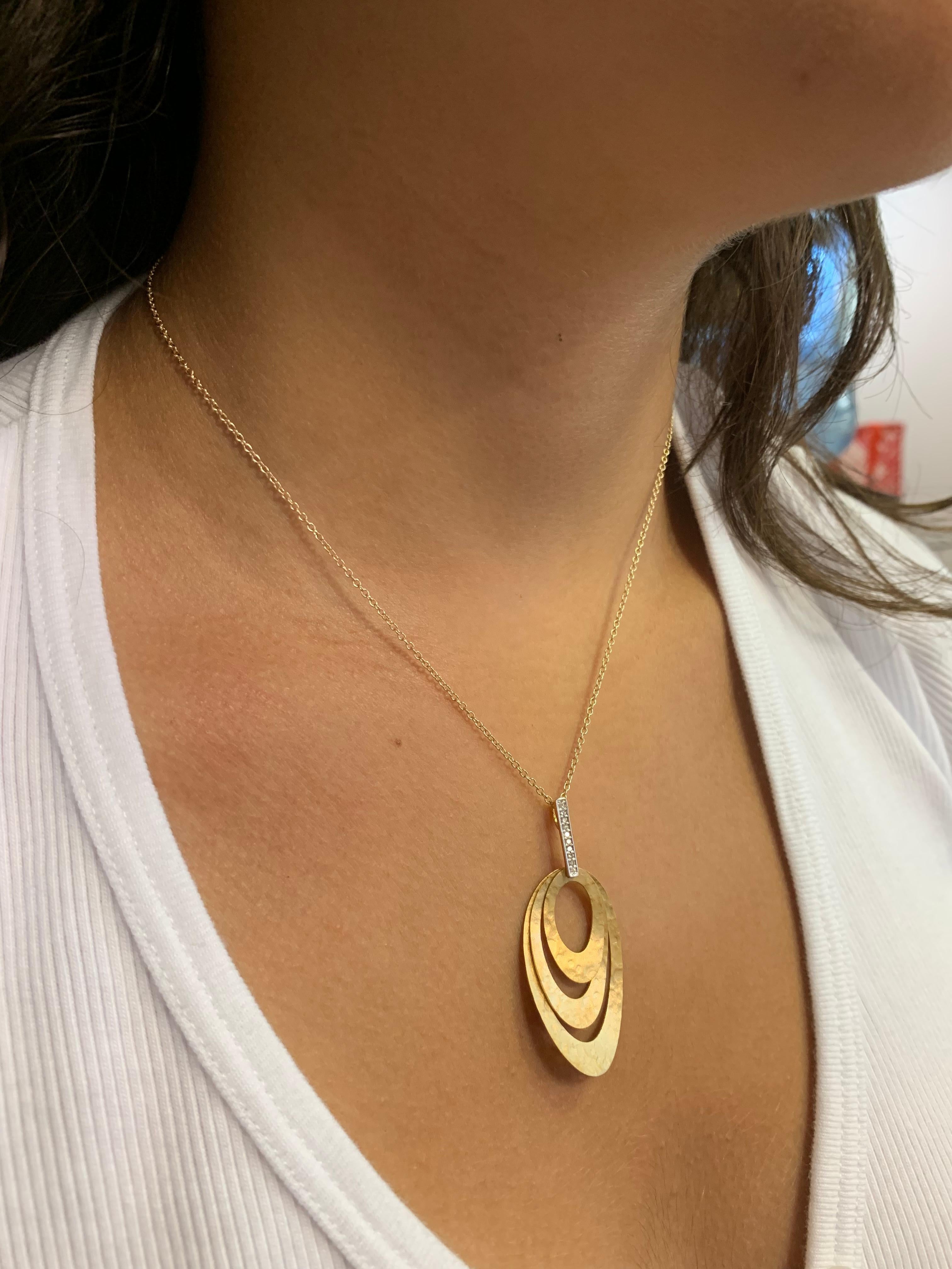 Taille ronde Pendentif en or jaune 14 carats en forme d'ovale concentrique fini au marteau, fait à la main en vente
