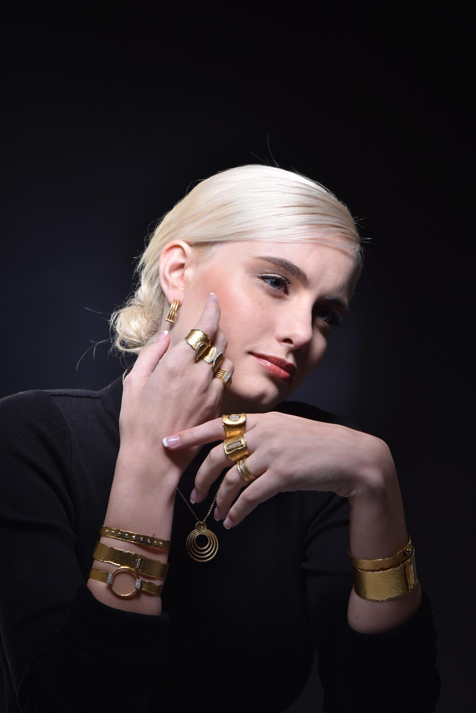 Bracelet manchette en or jaune 14 carats martelé à boucle de 8 mm, fabriqué à la main Pour femmes en vente