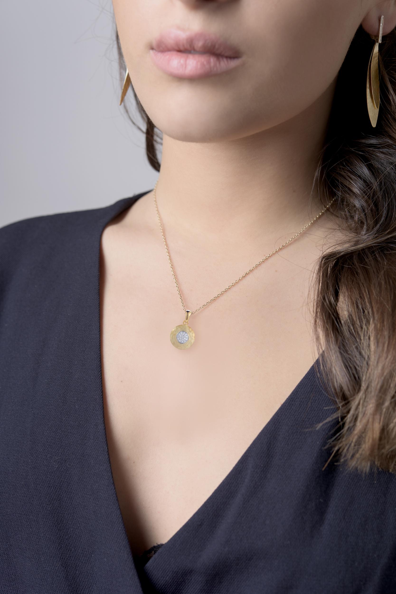 Taille ronde Pendentif cercle martelé en or jaune 14 carats, fait à la main en vente