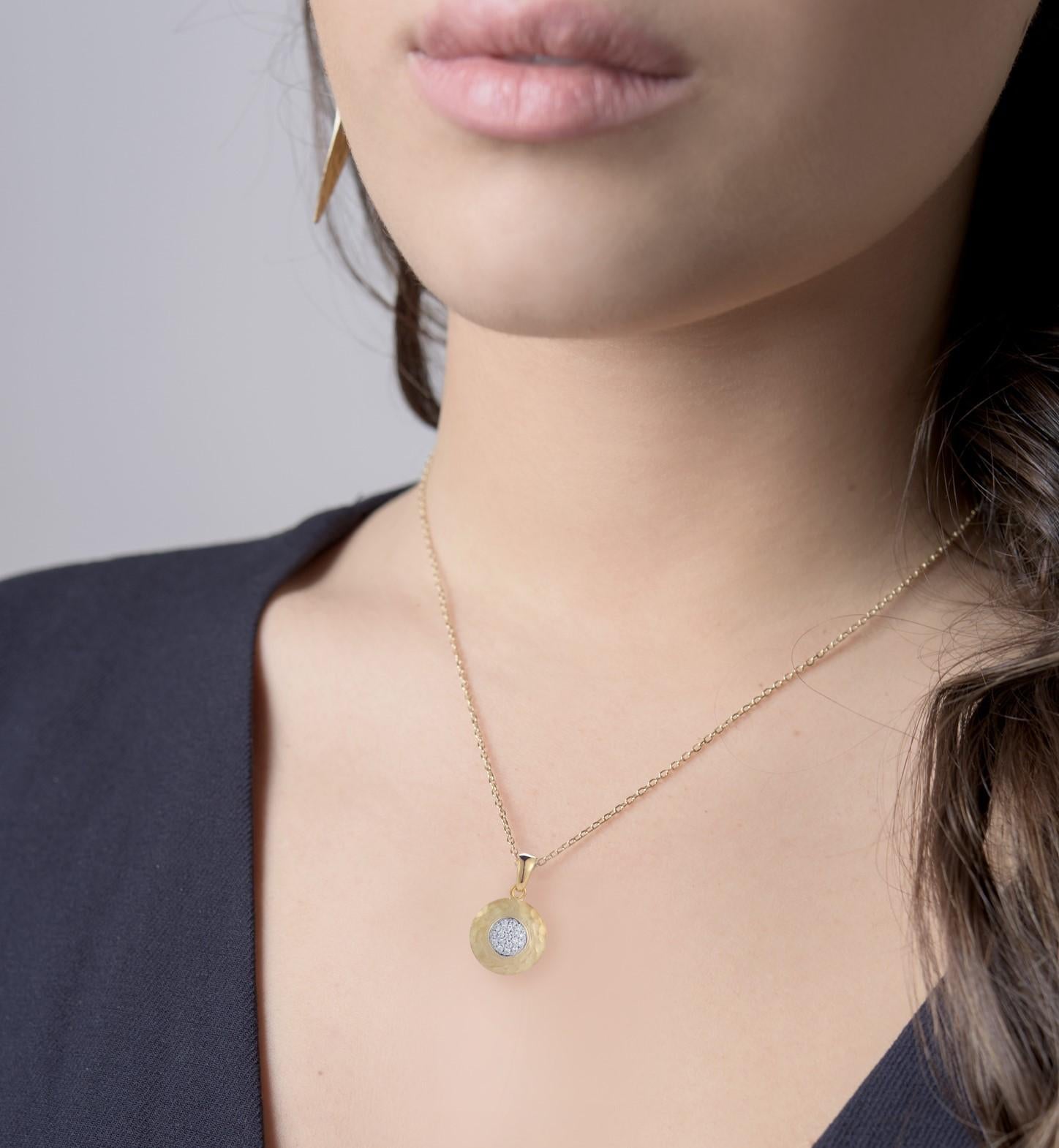 Pendentif cercle martelé en or jaune 14 carats, fait à la main Neuf - En vente à Great Neck, NY