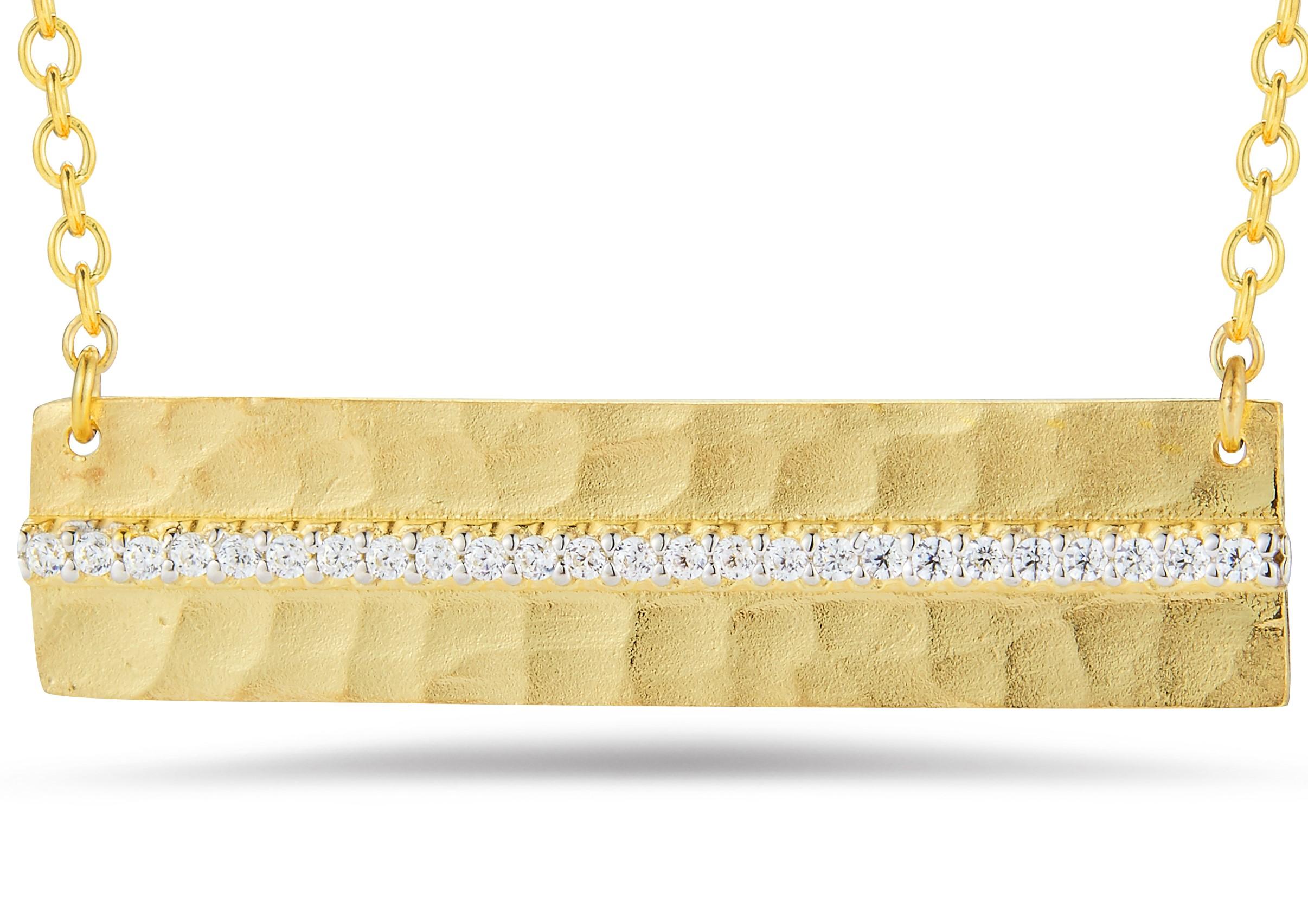collier est-ouest en or jaune 14 carats fabriqué à la main, mat et fini au marteau, rehaussé de 0,15 carat de diamants sertis en pavé.
