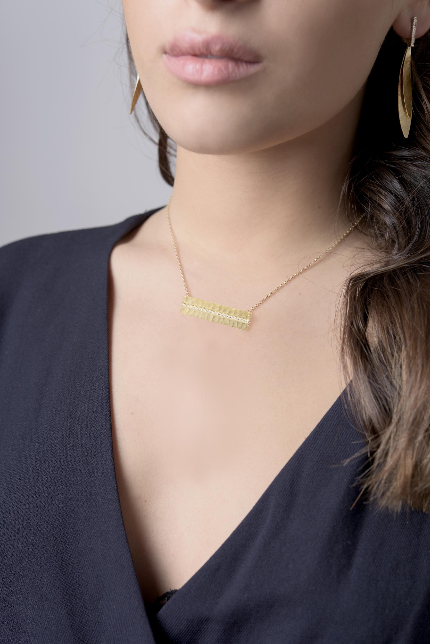 Taille ronde Collier martelé de part et d'autre en or jaune 14 carats, fabrication artisanale en vente
