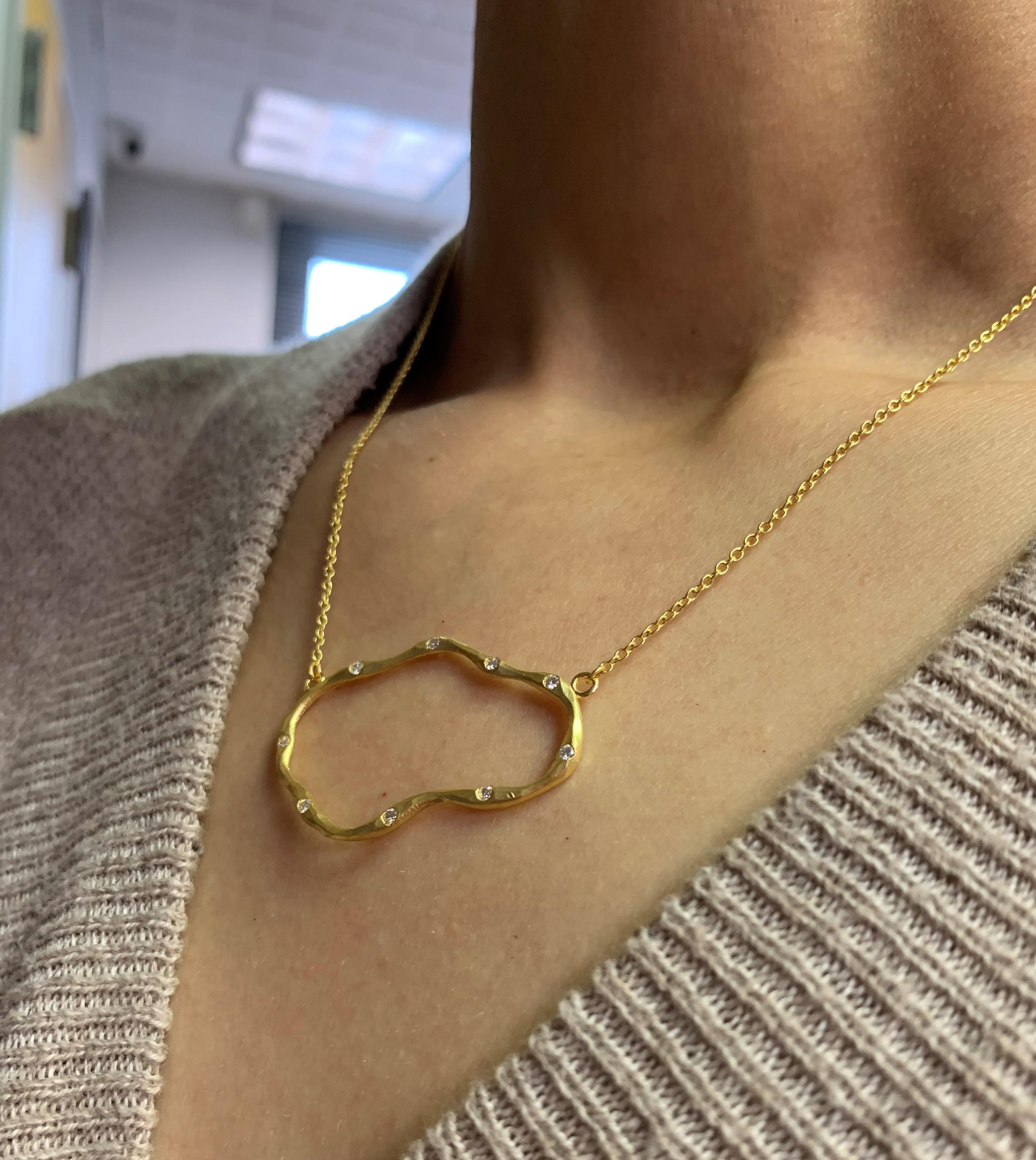 Collier artisanal ouvert de forme libre en or jaune 14 carats martelé de l'est à l'ouest Neuf - En vente à Great Neck, NY