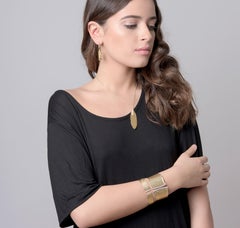 Ciondolo a forma di foglia martellata in oro giallo 14 carati, realizzato a mano e impreziosito da diamanti