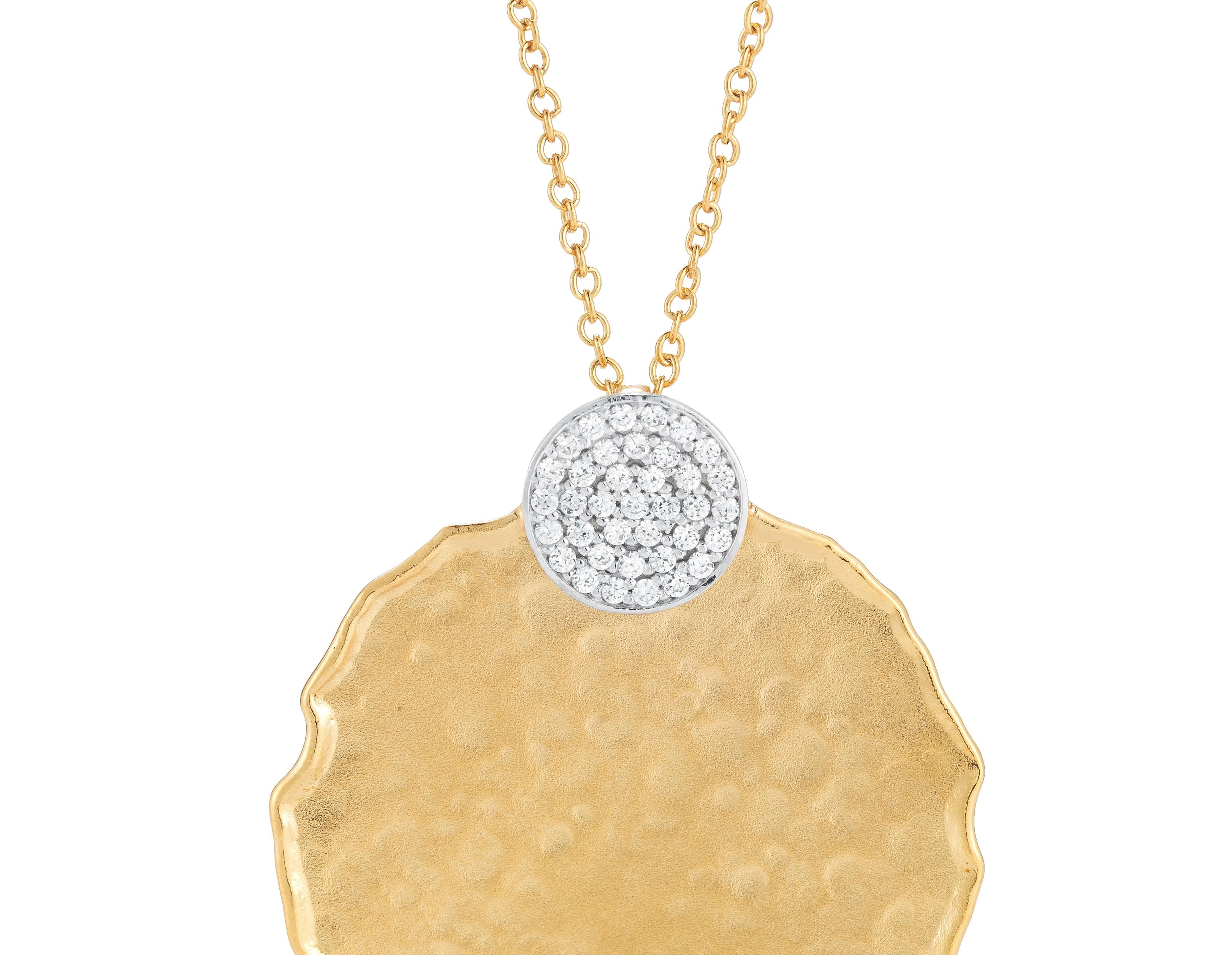 Pendentif de 30 mm en or jaune 14 carats à bords festonnés, mat et fini au marteau, orné d'un cercle de diamants pavés de 0,12 carats, monté sur une chaîne Rolo de 16 pouces.
