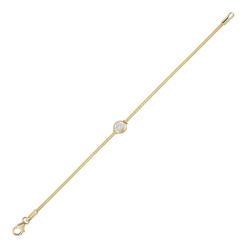 bracelet en or jaune 14 carats à mailles satinées, fabriqué à la main, orné d'un motif rond en or et rehaussé de 0,05 carat de diamants sertis en pavé.
