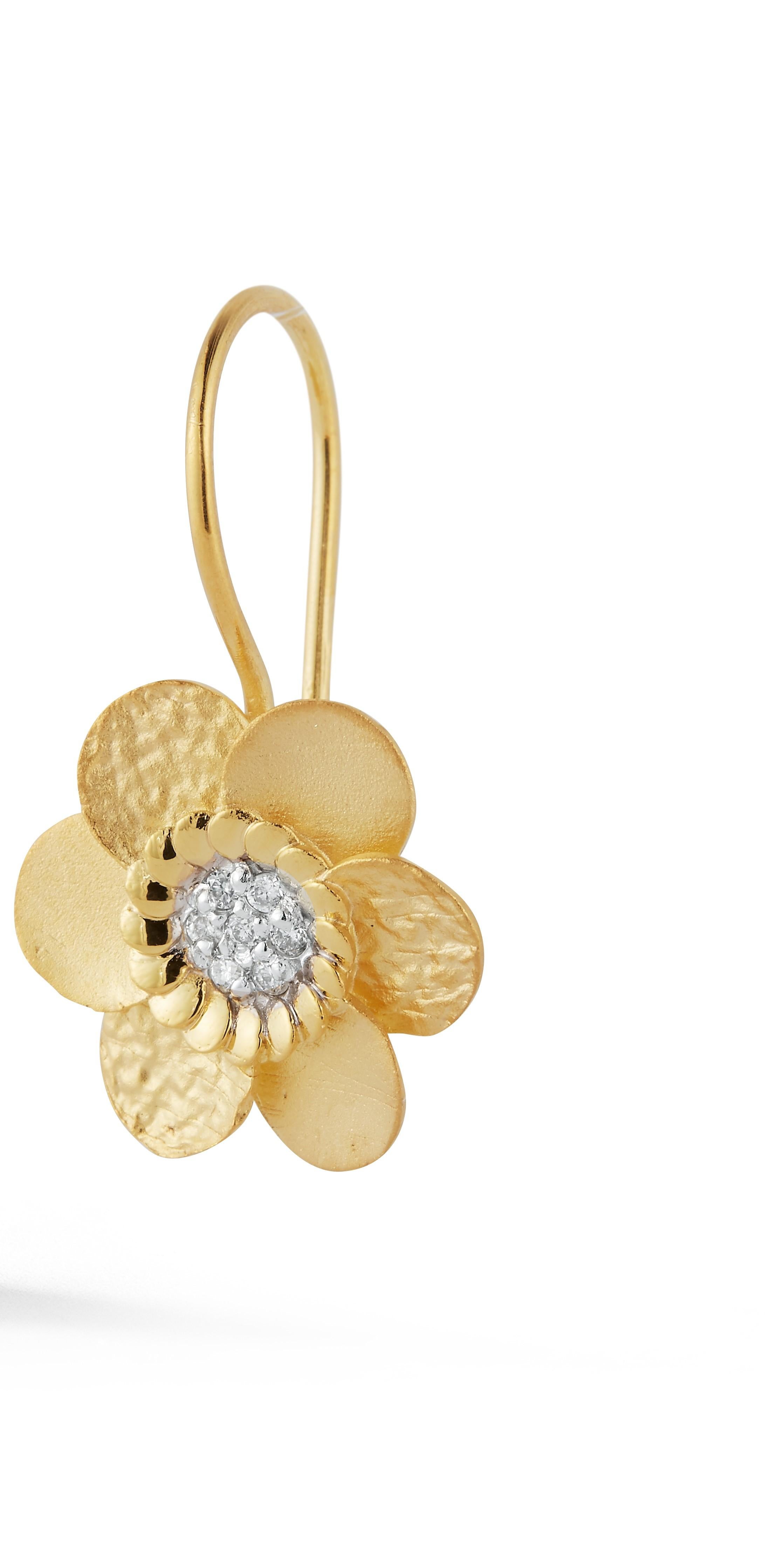 Round Cut Handcrafted 14 Karat Yellow Gold Mixed Finish Daisy Earrings For Sale