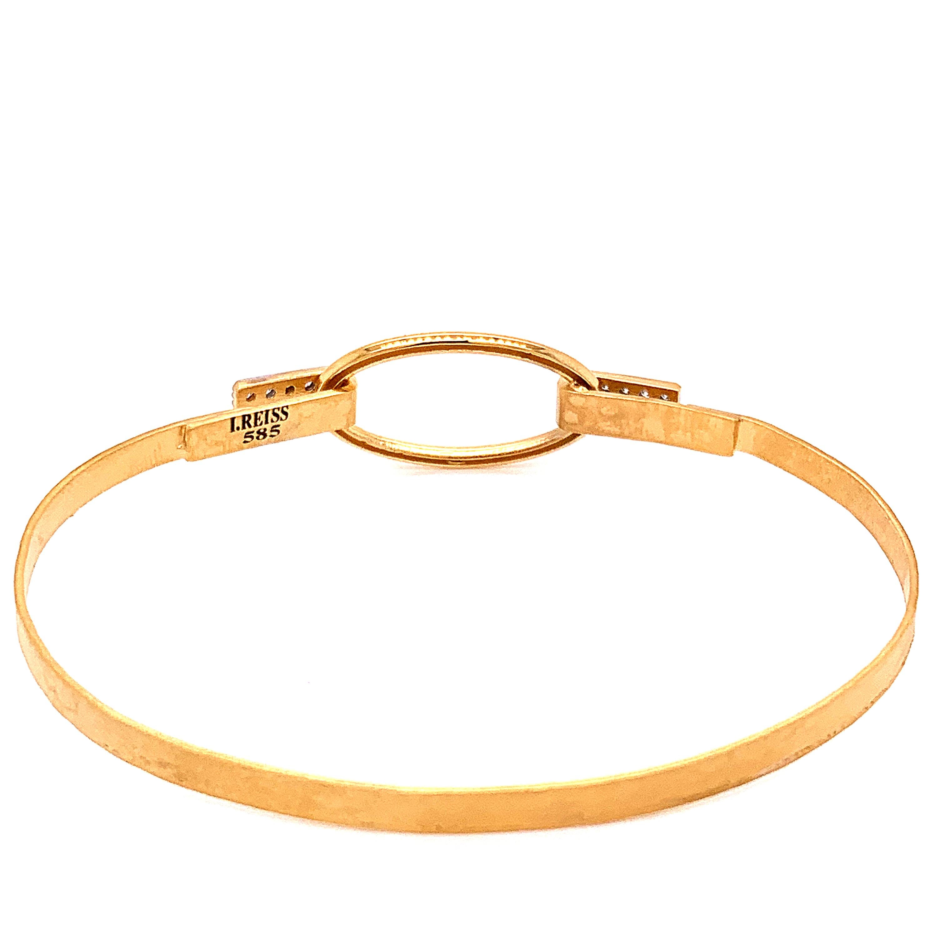 Taille ronde Bracelet jonc ovale ouvert en or jaune 14 carats à finition mélangée, fabriqué à la main en vente