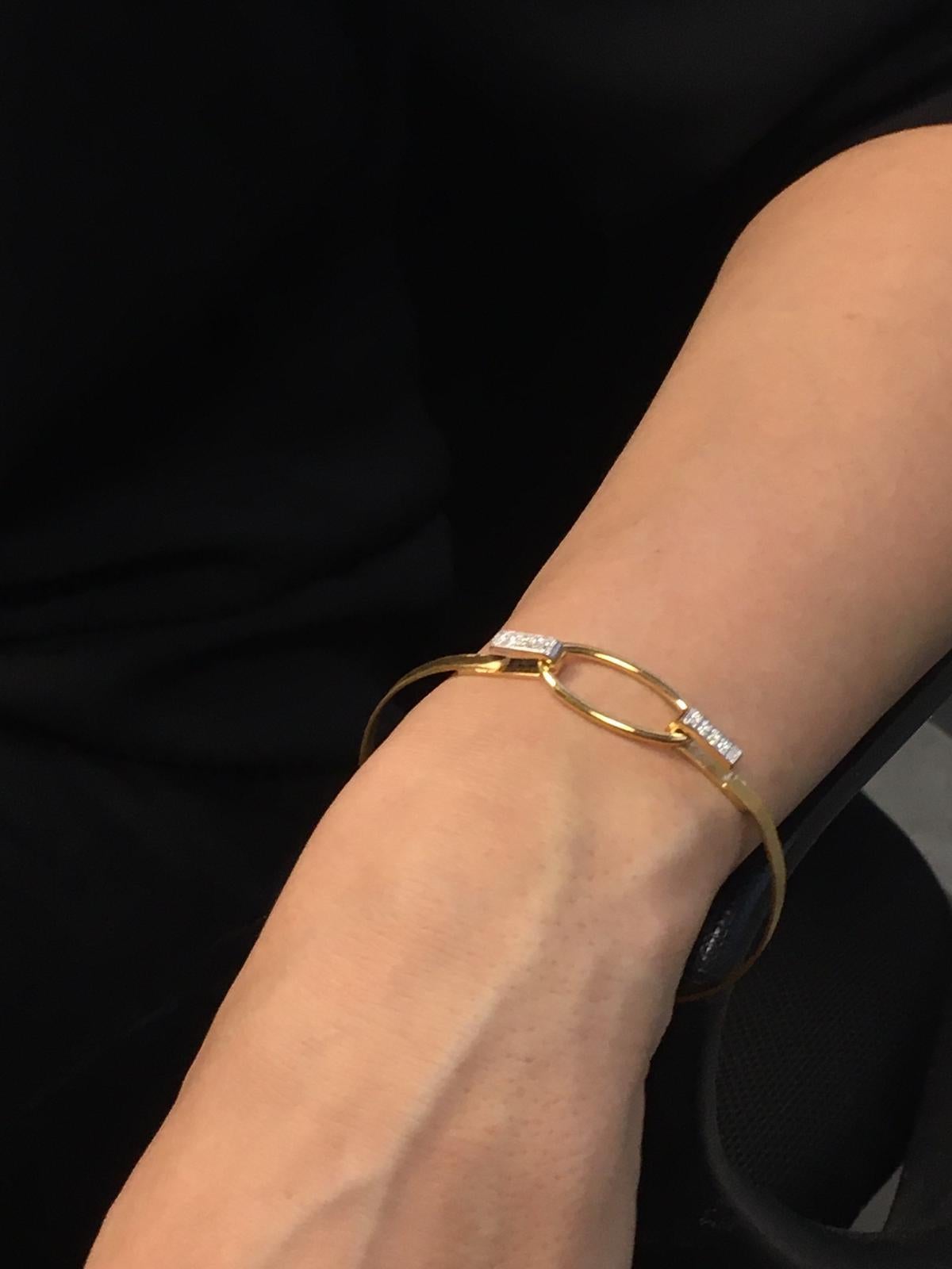 Bracelet jonc ovale ouvert en or jaune 14 carats à finition mélangée, fabriqué à la main Neuf - En vente à Great Neck, NY
