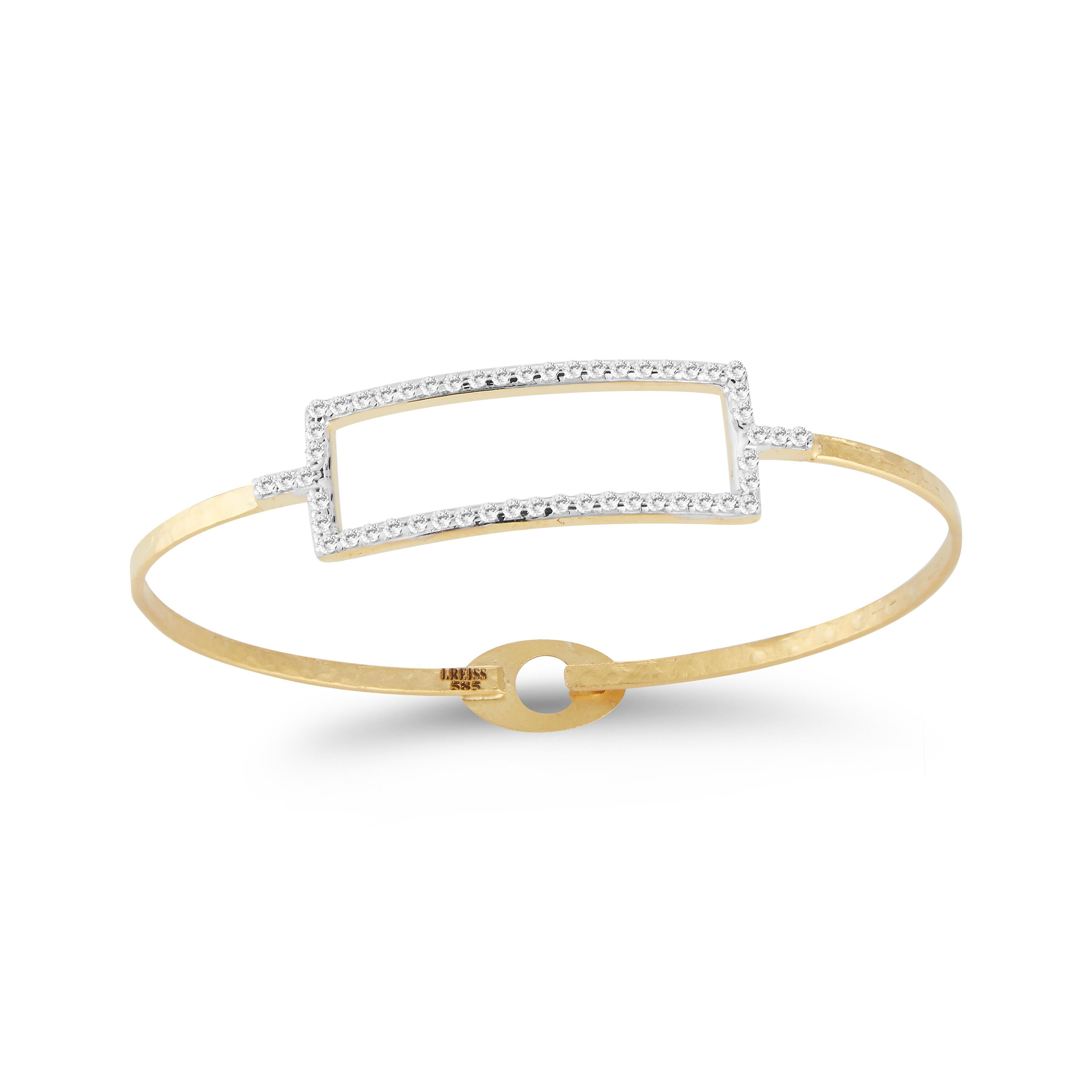 bracelet en or jaune 14 carats fabriqué à la main, mat et fini au marteau, de 2,35 mm, serti de 0,80 carats de diamants en forme de rectangle ouvert.
