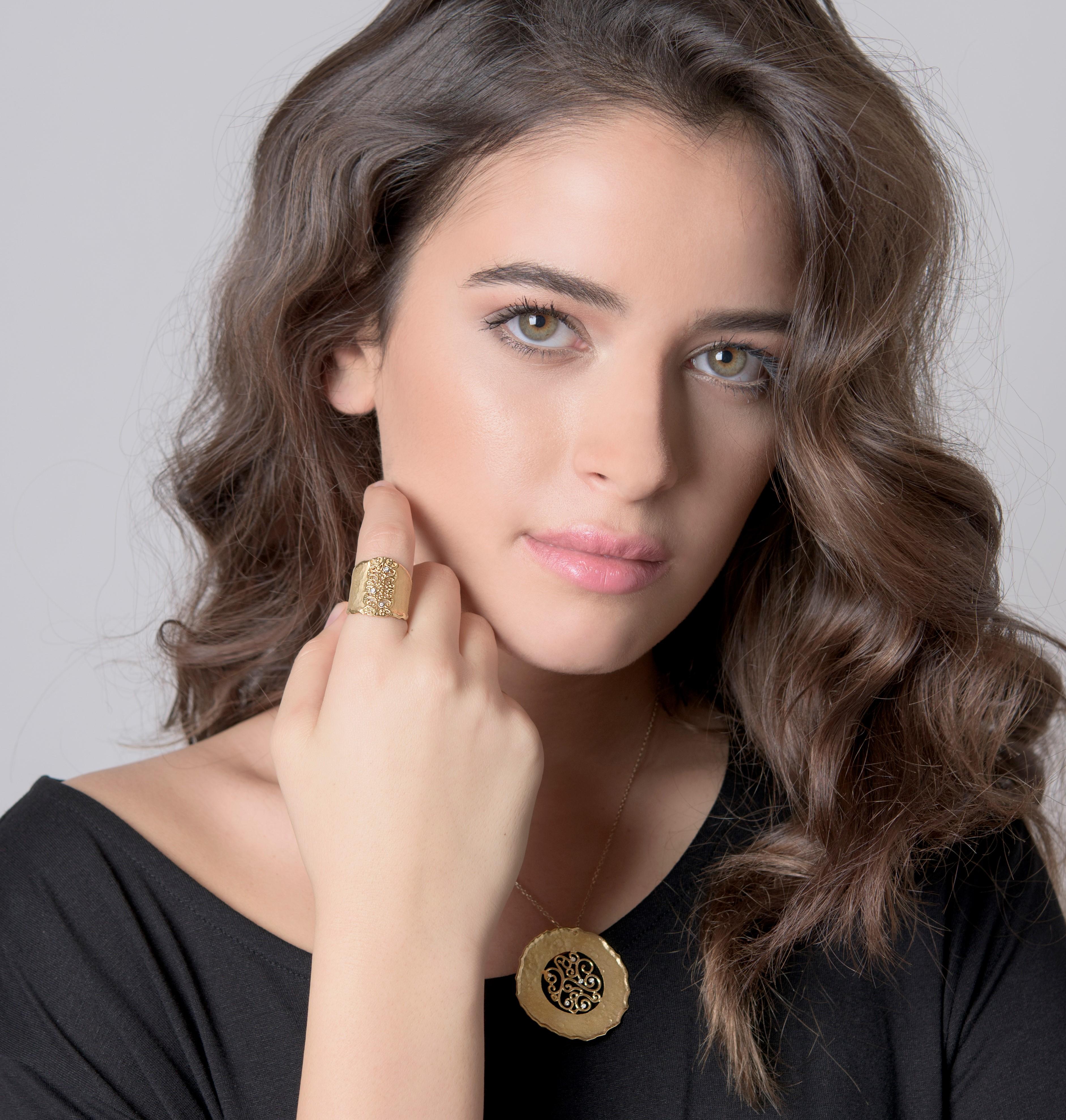 Pendentif rond en filigrane en or jaune 14 carats fait main Neuf - En vente à Great Neck, NY
