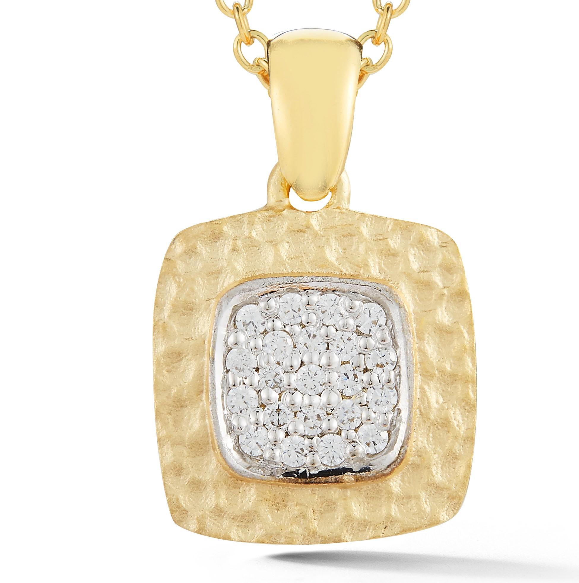 pendentif en or jaune 14 carats de 10 mm de diamètre, de forme carrée, fabriqué à la main, avec finition mate et martelée, centré de 0,11 carat de diamants sertis en pavé, glissé sur une chaîne Rolo de 16 po avec un fermoir à pince.
