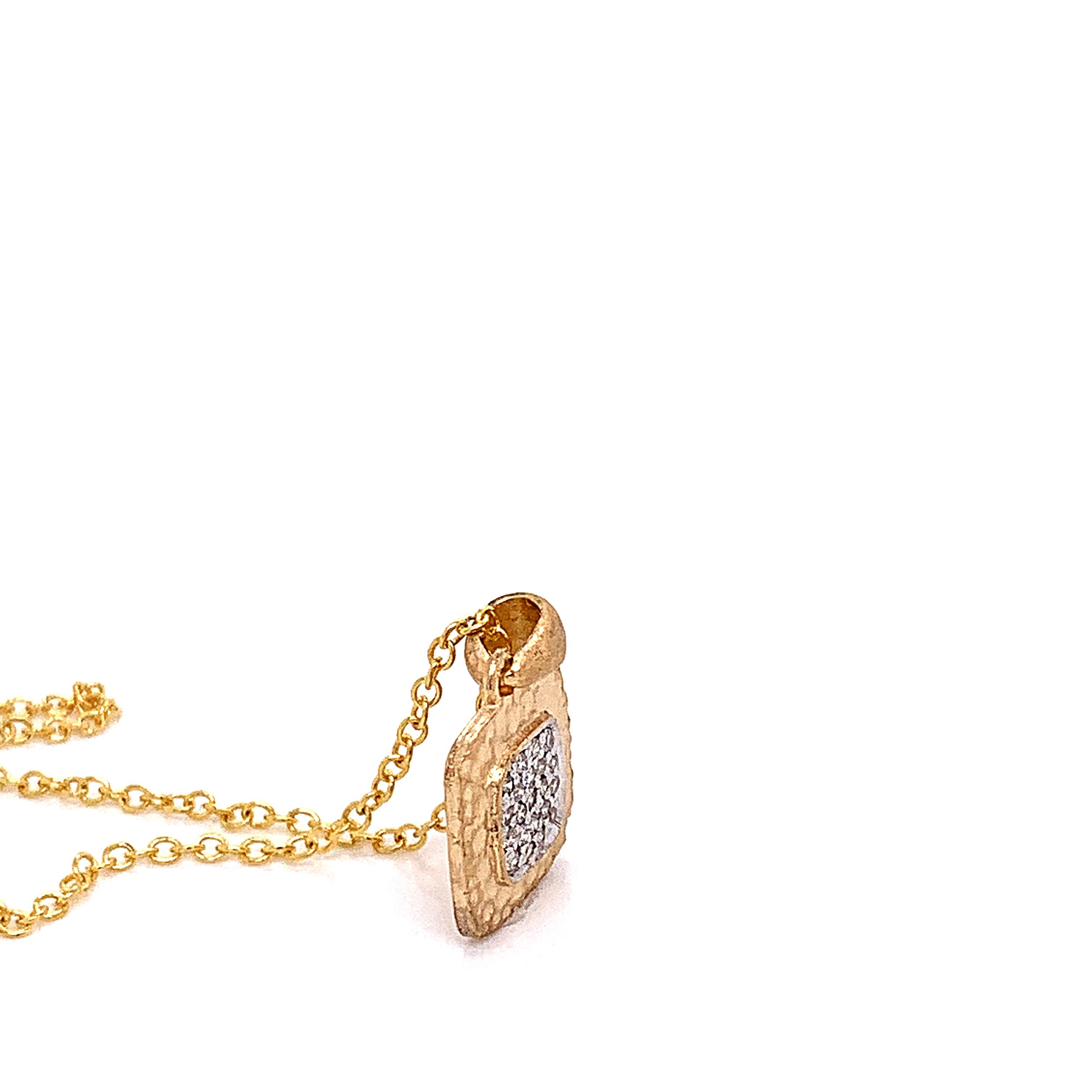 Taille ronde Pendentif de forme carrée en or jaune 14 carats, fabriqué à la main en vente