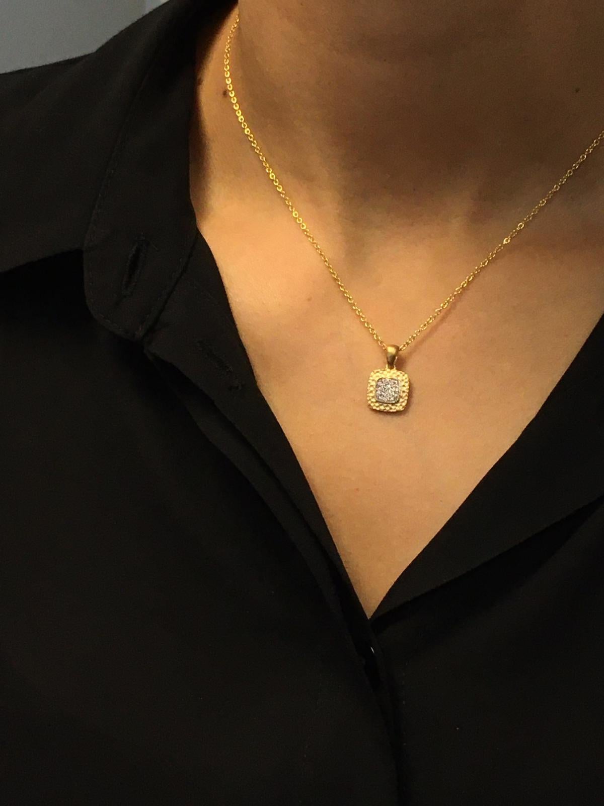Pendentif de forme carrée en or jaune 14 carats, fabriqué à la main Neuf - En vente à Great Neck, NY