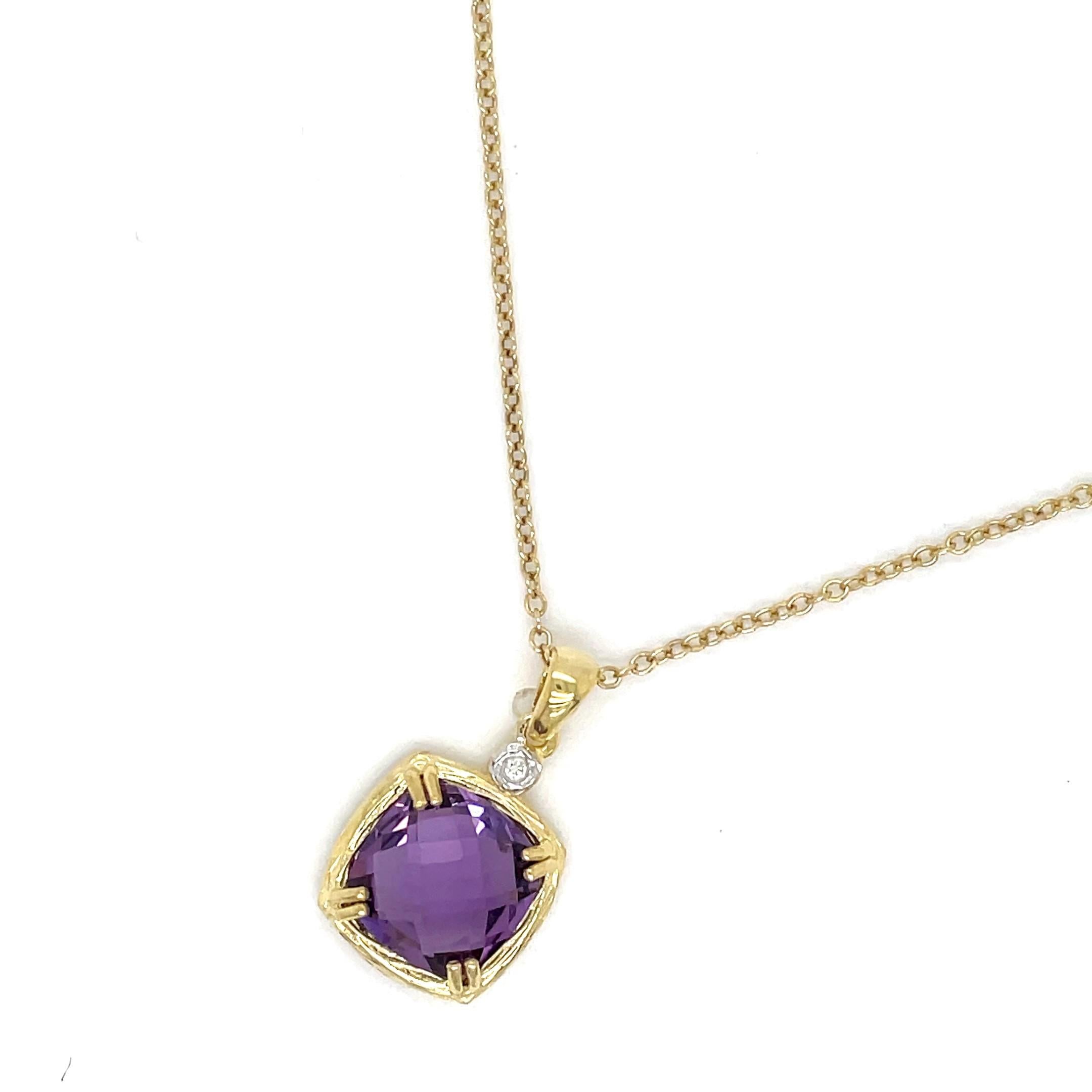Pendentif en or jaune 14 carats avec finition mate, centré d'une pierre semi-précieuse Améthyste de 10 mm de diamètre et de 3,6 carats, taillée en damier, glissant sur une chaîne Rolo de 16 pouces.
