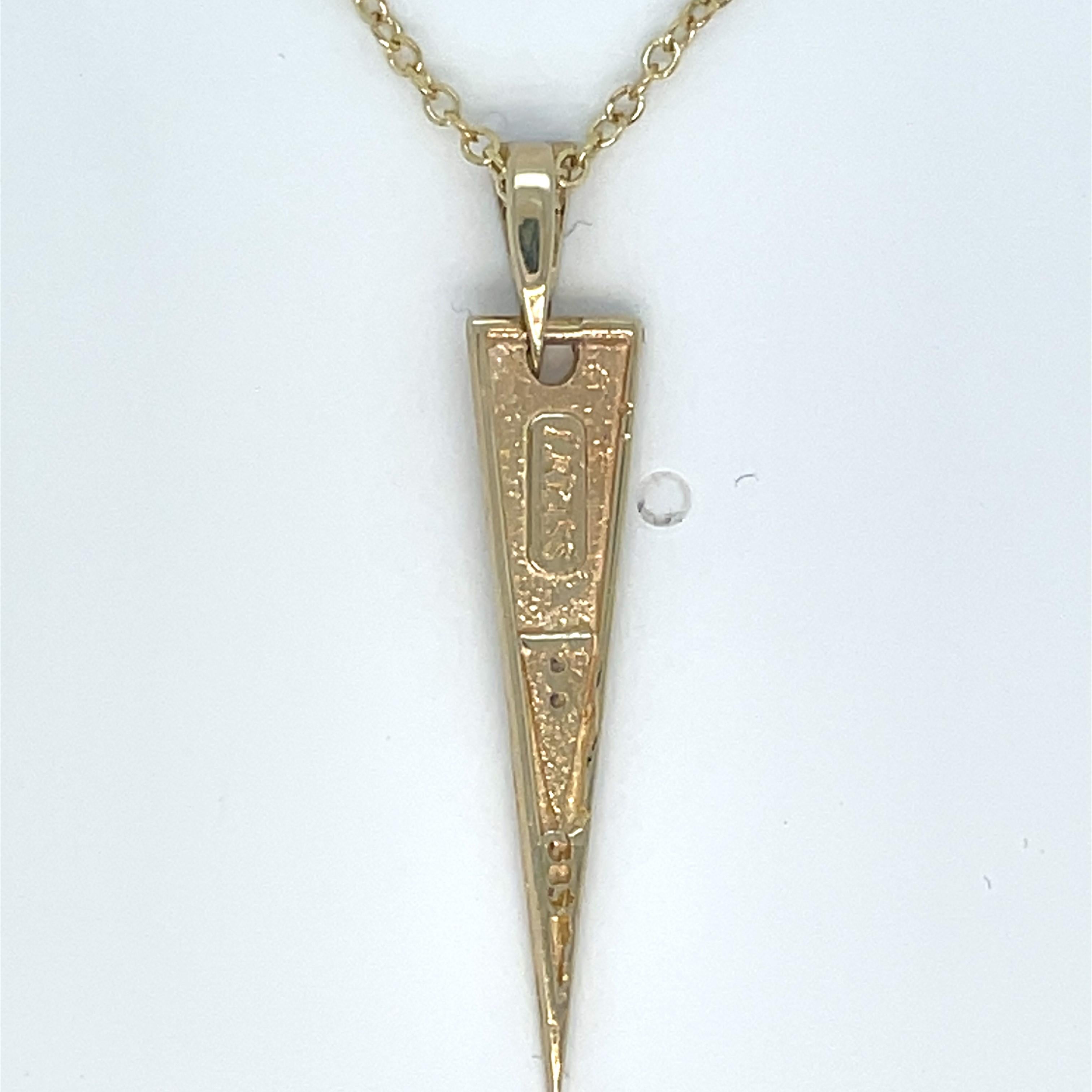 Pendentif triangle en or jaune 14 carats à finition polie, orné de 0,04 carats de diamants sertis en pavé et d'une balle en forme de triangle, monté sur une chaîne Rolo de 16 pouces.
