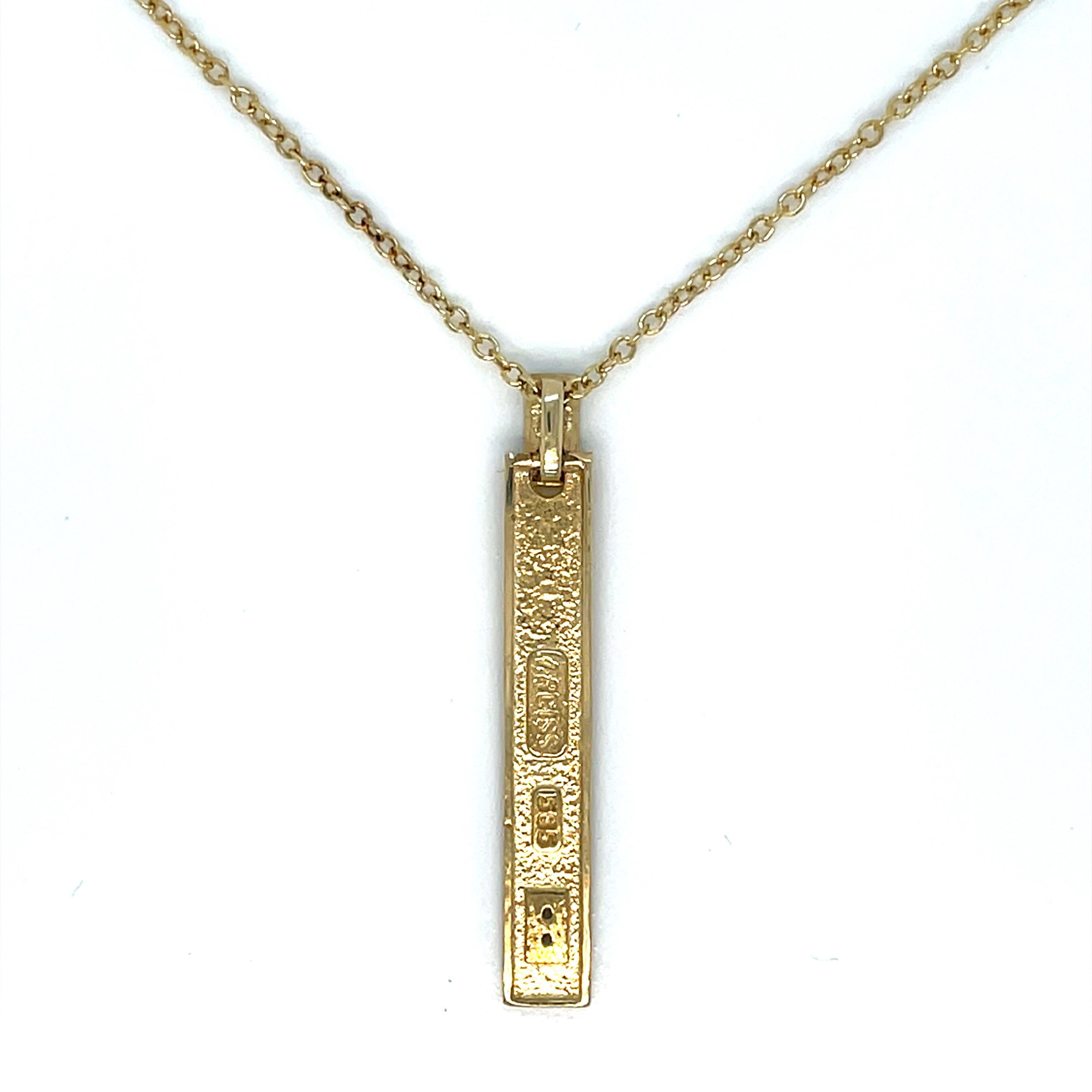 Pendentif Drop Stick en or jaune 14 carats avec finition polie à la main, orné de 0,05 carats de diamants sertis en pavé, monté sur une chaîne Rolo de 16