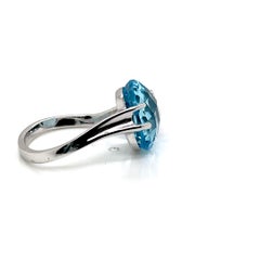 Handgefertigtes 14K Gold 0.06 ct. tw. Cocktailring mit Diamant und 7.5CT blauem Topas