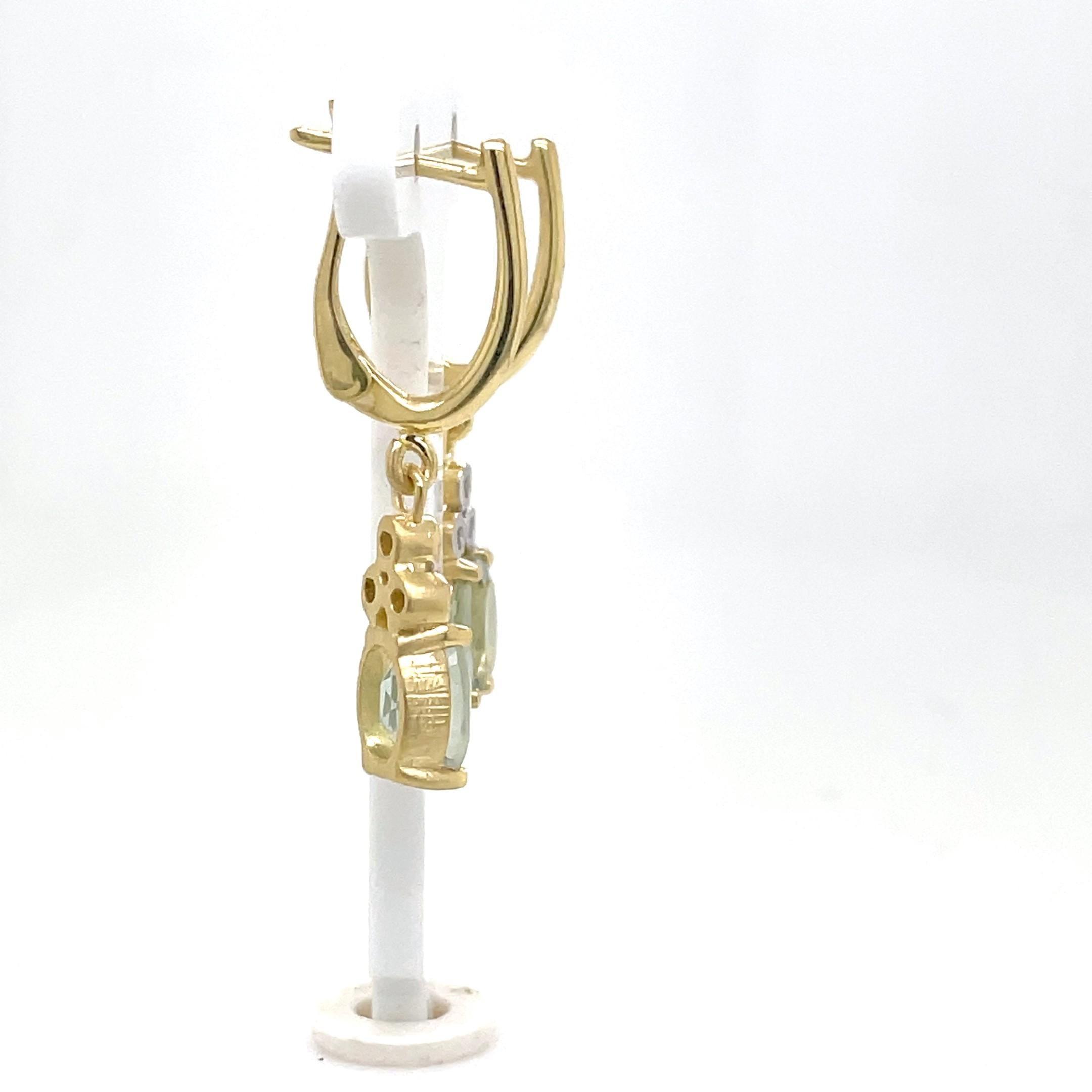 Orecchini pendenti in oro giallo 14 carati lavorati a mano e rifiniti a lucido, con pietre semipreziose di colore verde ametista tagliate a scacchiera di 6x8 mm 2,2 carati e diamanti a castone di 0,09 carati.
