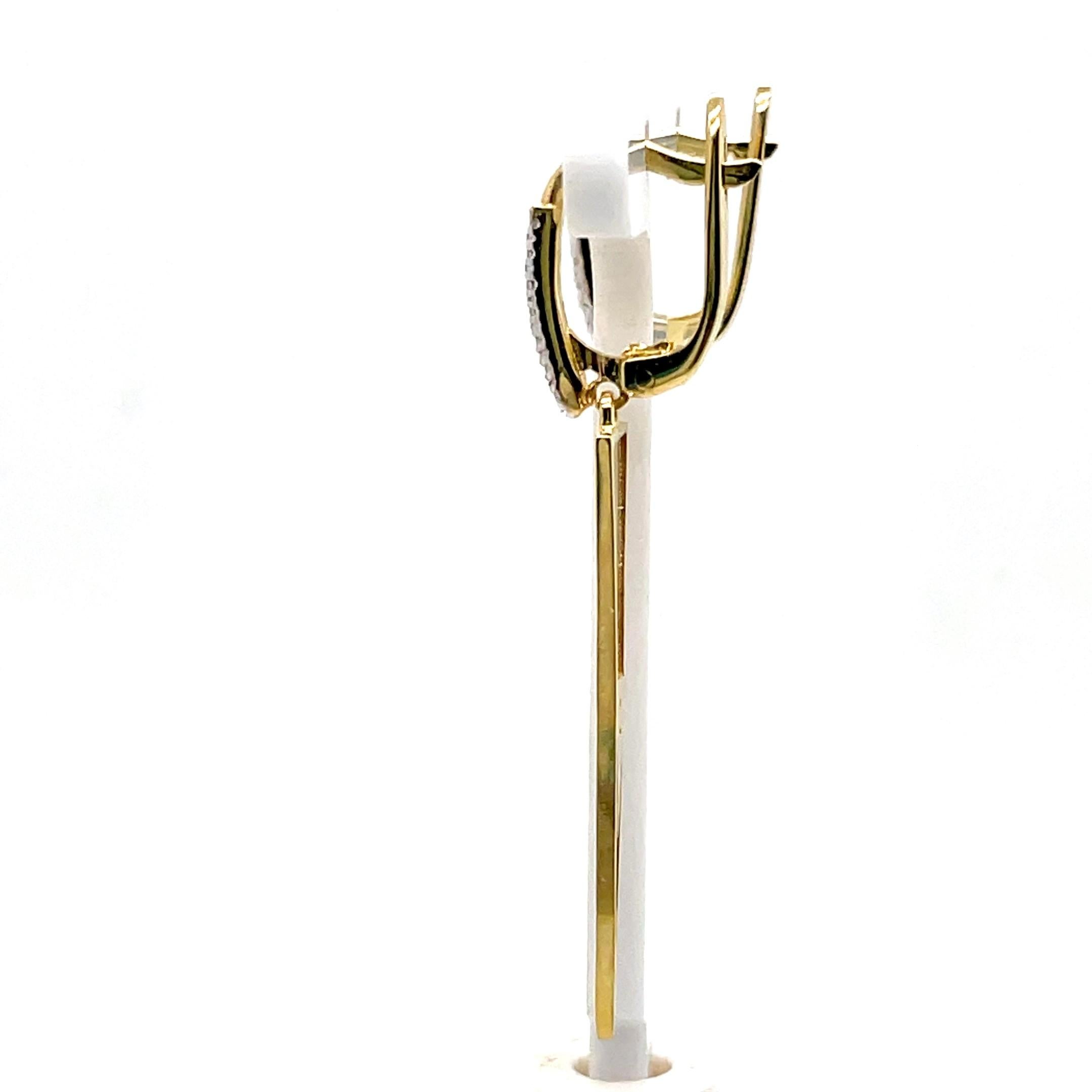 Taglio rotondo Realizzato a mano in oro 14K 0,15 ct. tw. Orecchini a triangolo pendenti in vendita