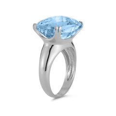 Handgefertigter ovaler Blautopas-Cocktailring aus 14 Karat Weißgold
