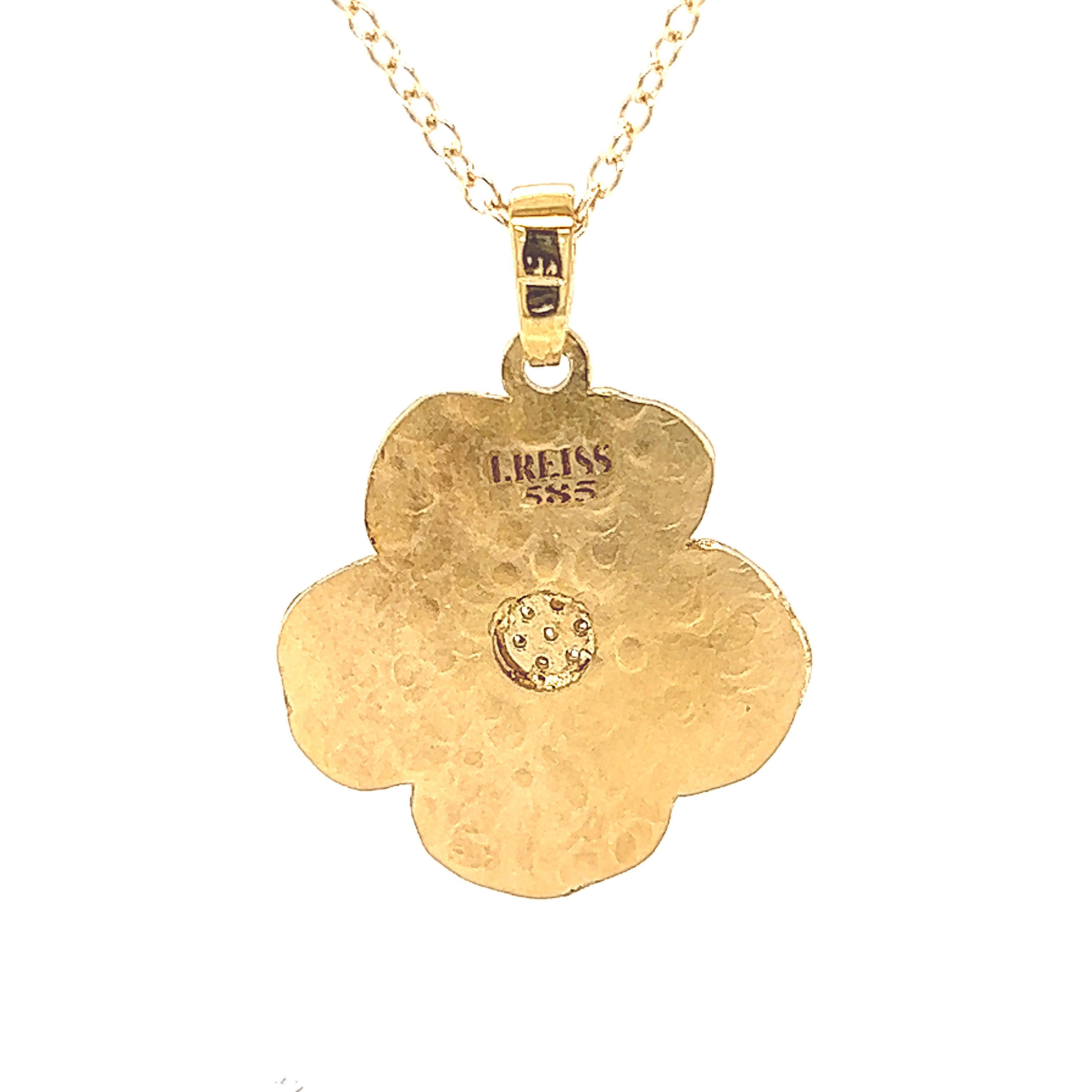 Pendentif fleur de 22 mm en or jaune 14 carats, mat et poli à la main, orné de 0,08 carats de diamants sertis, monté sur une chaîne Rolo de 16 pouces avec un fermoir à griffe de homard.
