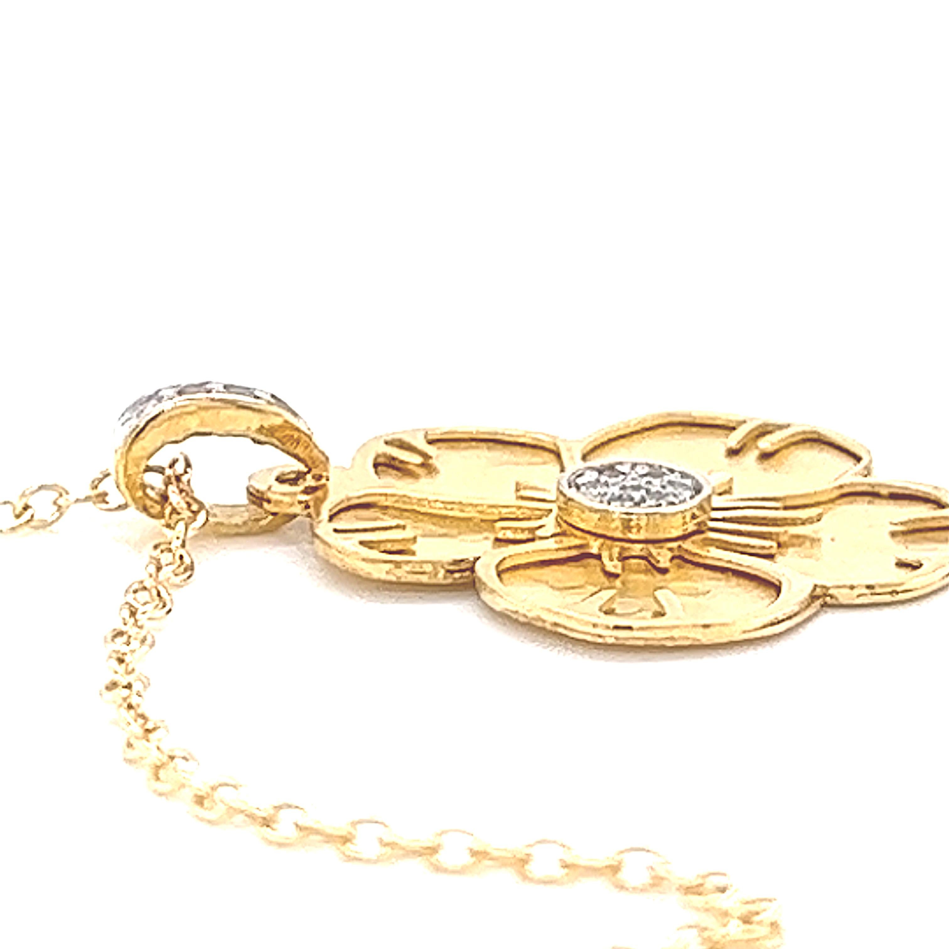 Taille ronde Pendentif fleur en or jaune 14K travaillé à la main en vente