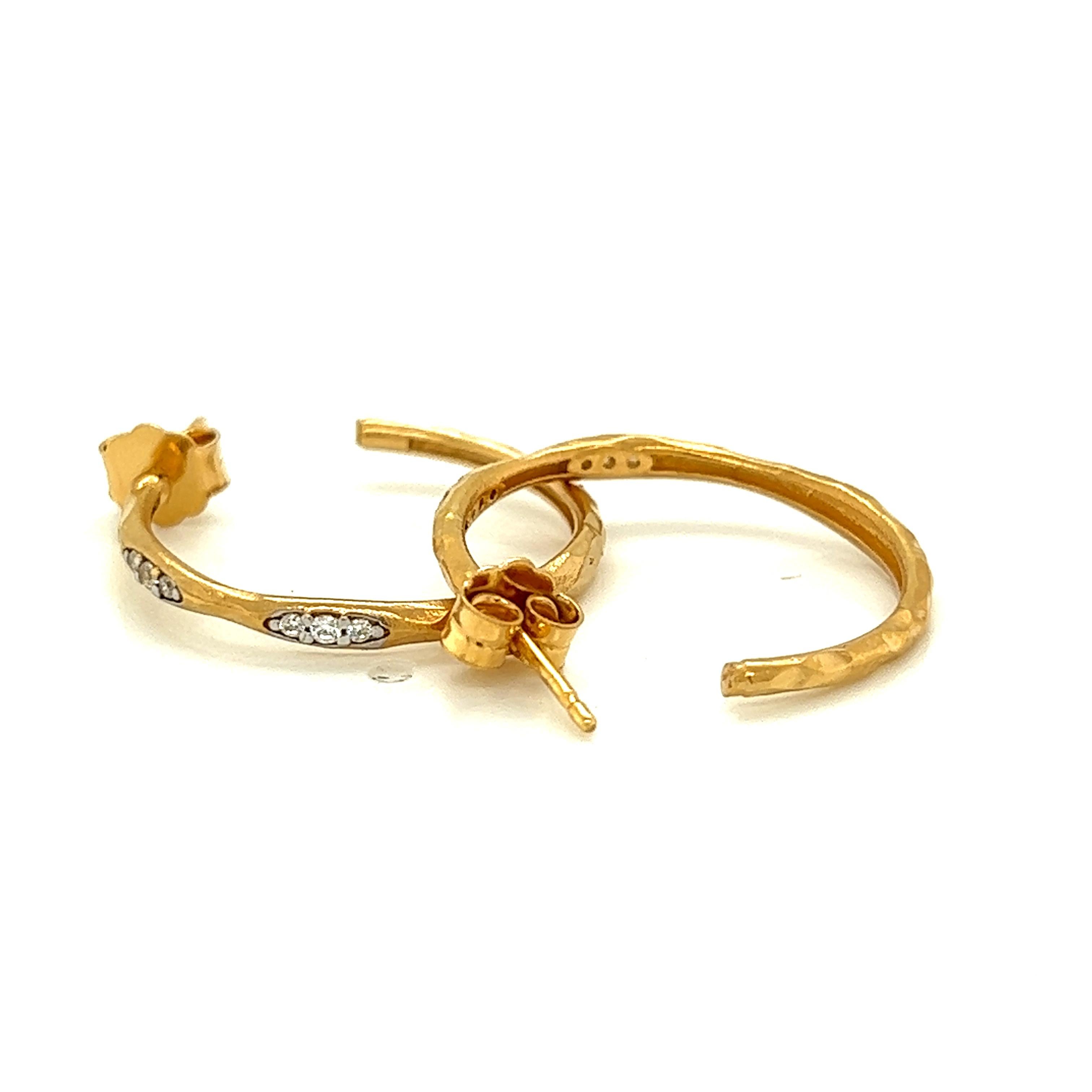 boucles d'oreilles en or jaune 14 carats fabriquées à la main, mattes et finies au marteau, avec des diamants de 0,10 carat et une fermeture de sécurité.
