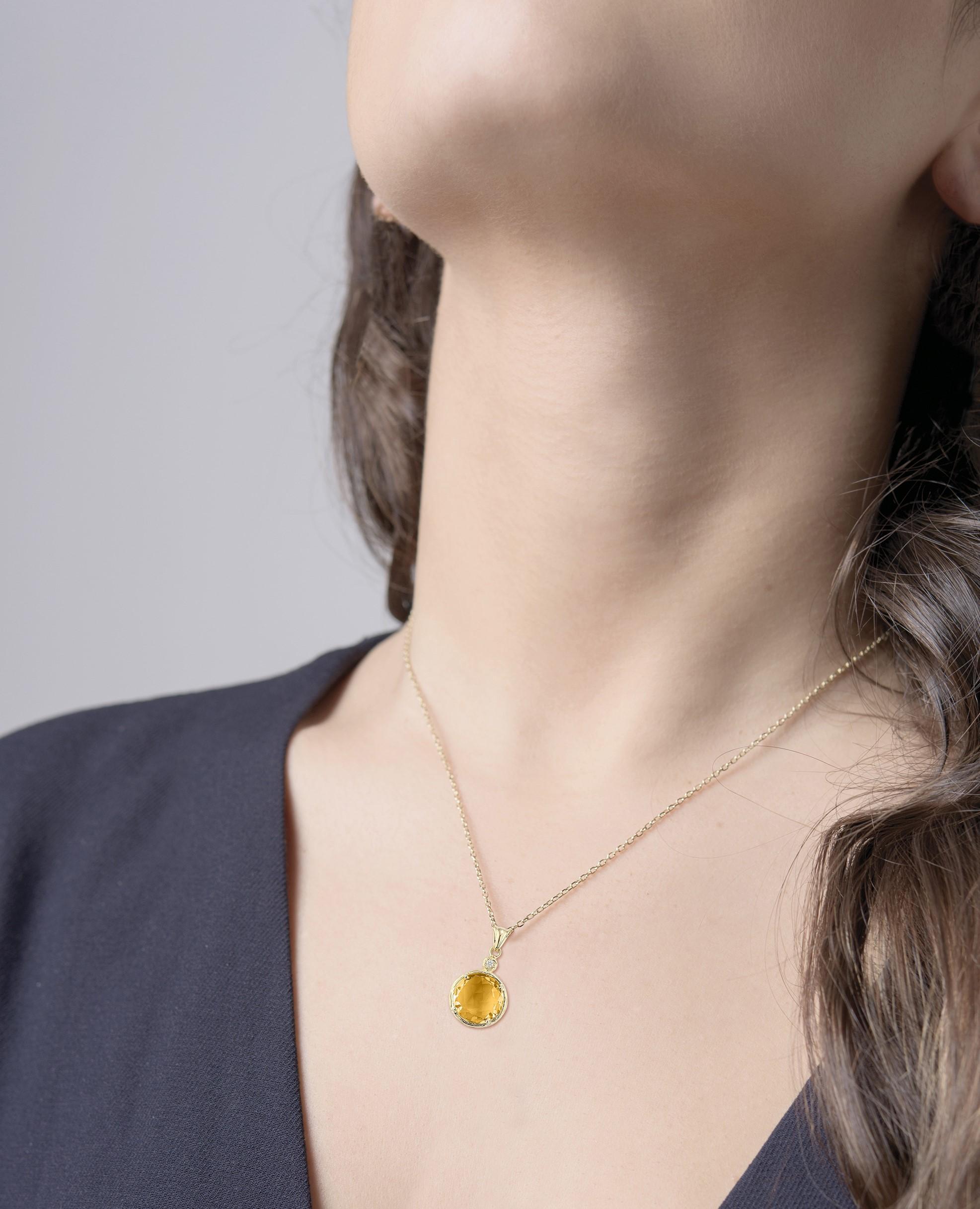 Taglio rotondo Ciondolo con pietra color citrino in oro giallo 14K realizzato a mano in vendita