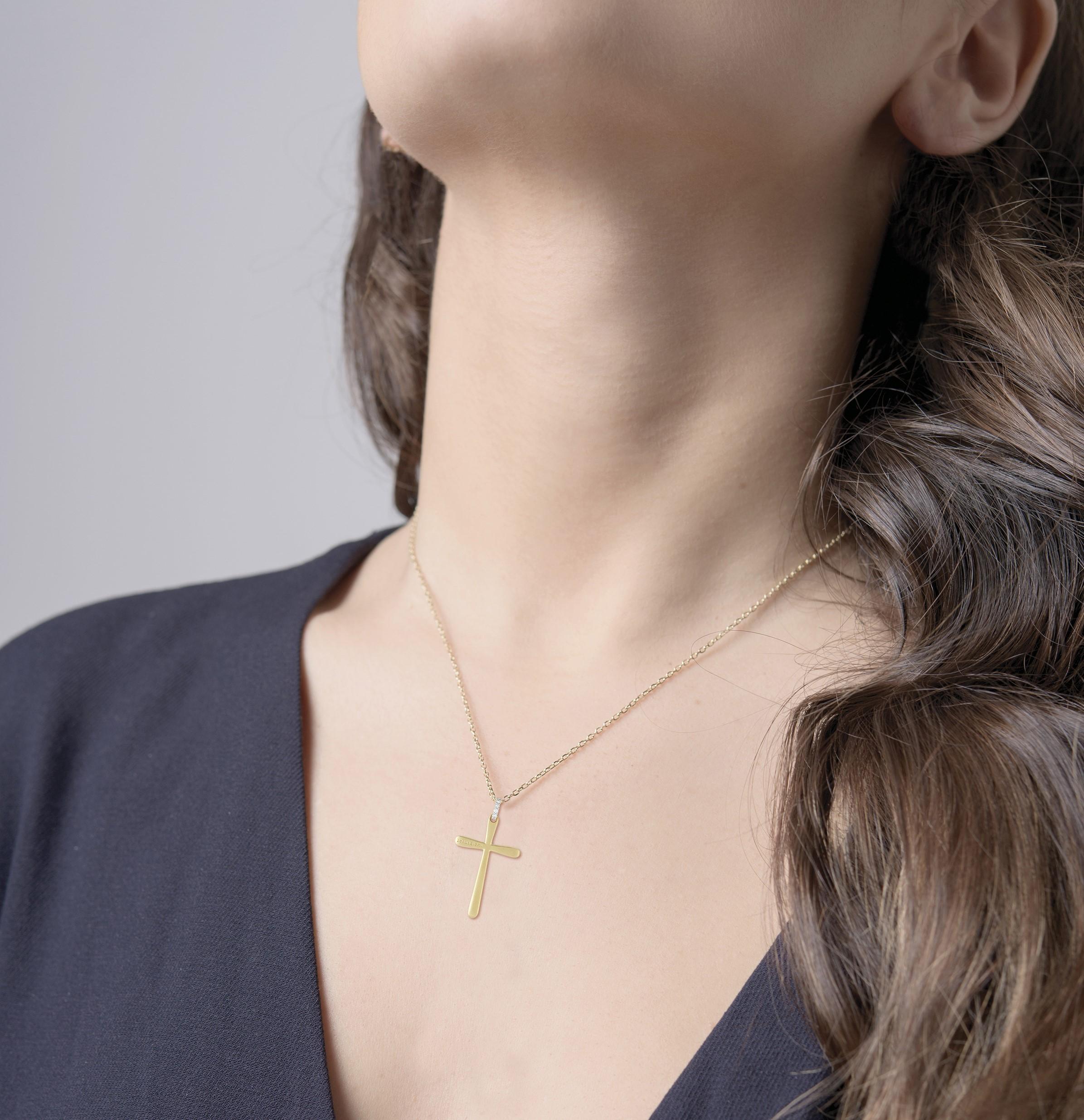 Hand-Crafted 14K Yellow Gold Cross Pendant In New Condition For Sale In Great Neck, NY