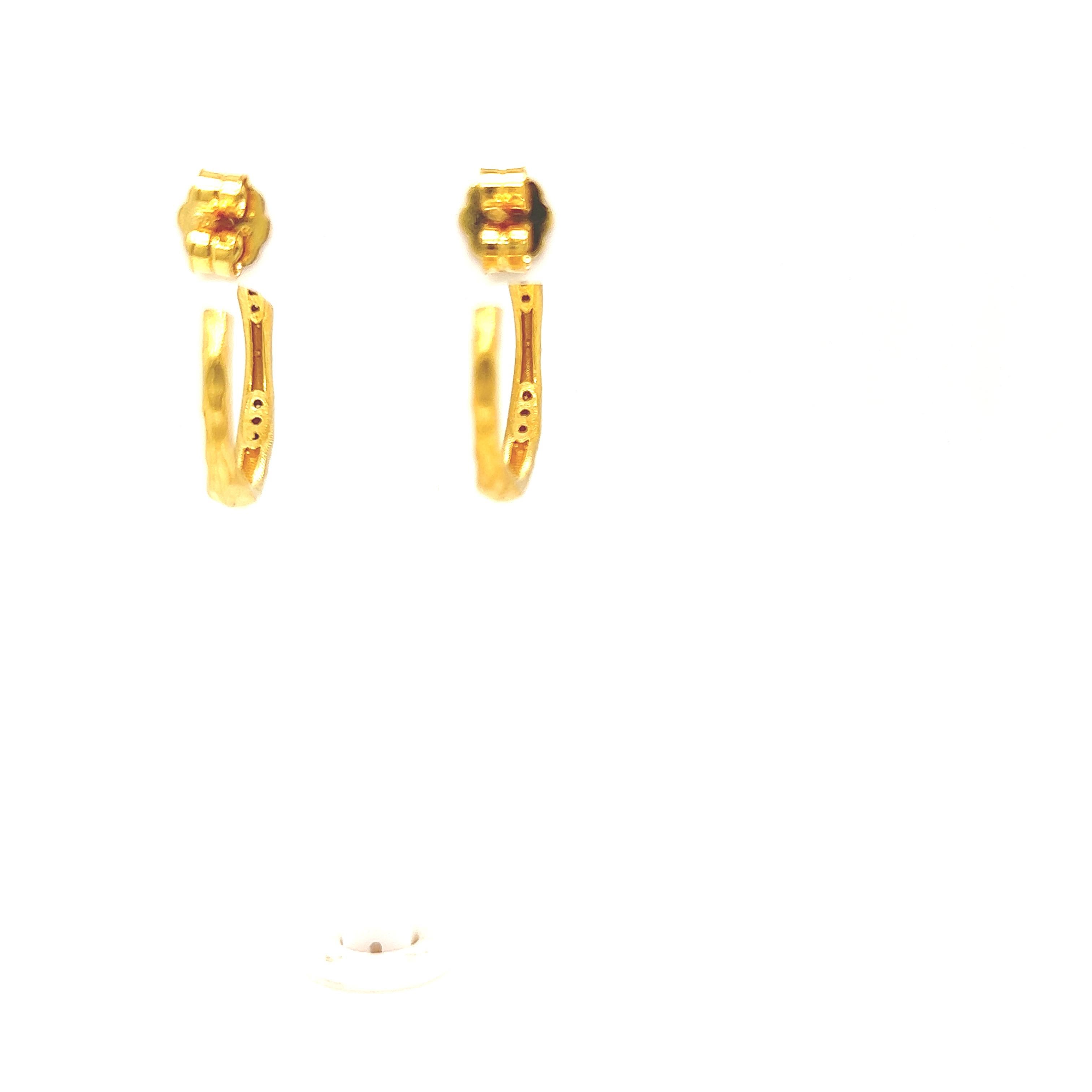 Hand-Crafted 14K Yellow Gold Dangling Dog Tag Earrings In New Condition For Sale In Great Neck, NY