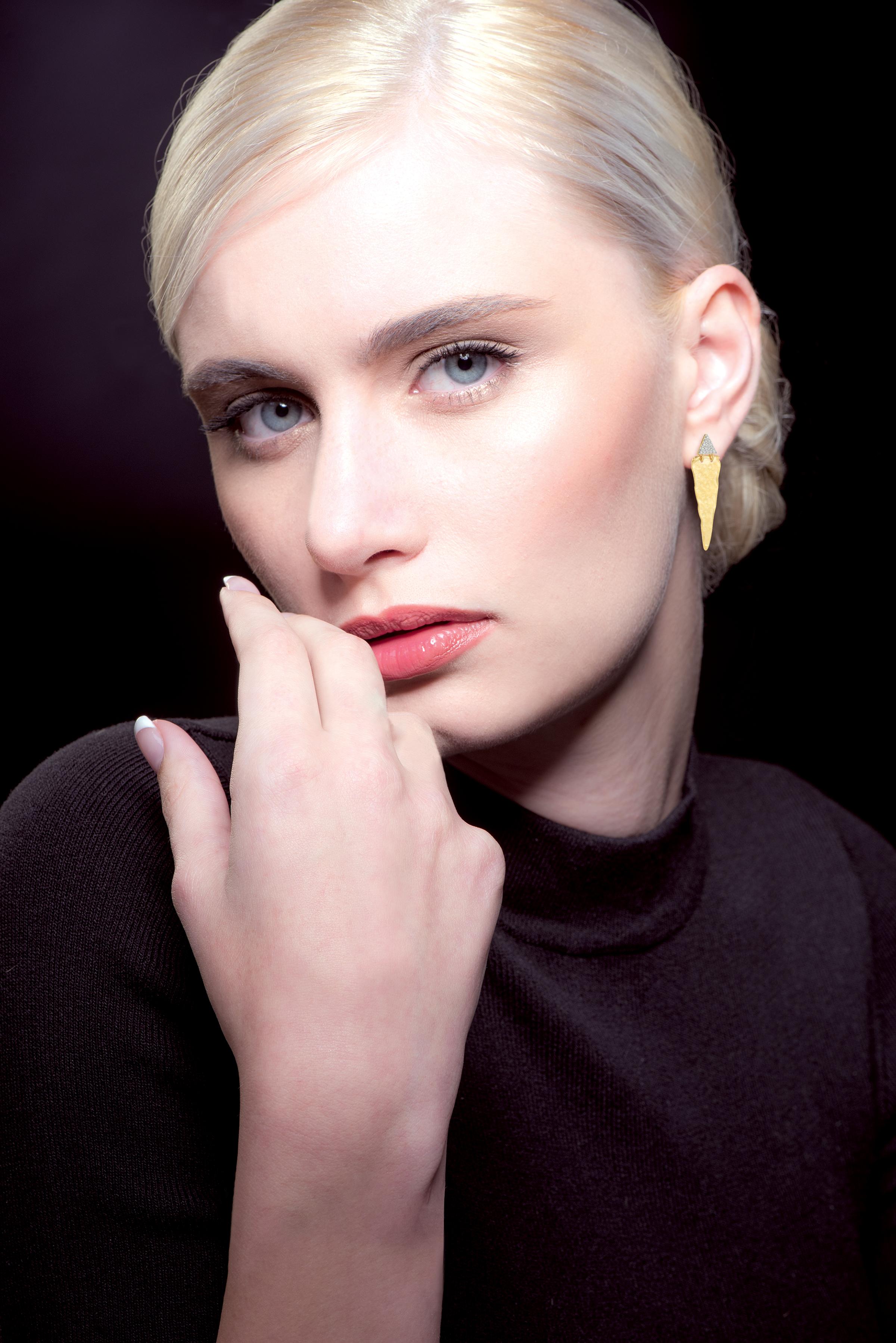 Orecchini a triangolo pendenti in oro giallo 14K realizzati a mano In condizioni Nuovo in vendita a Great Neck, NY